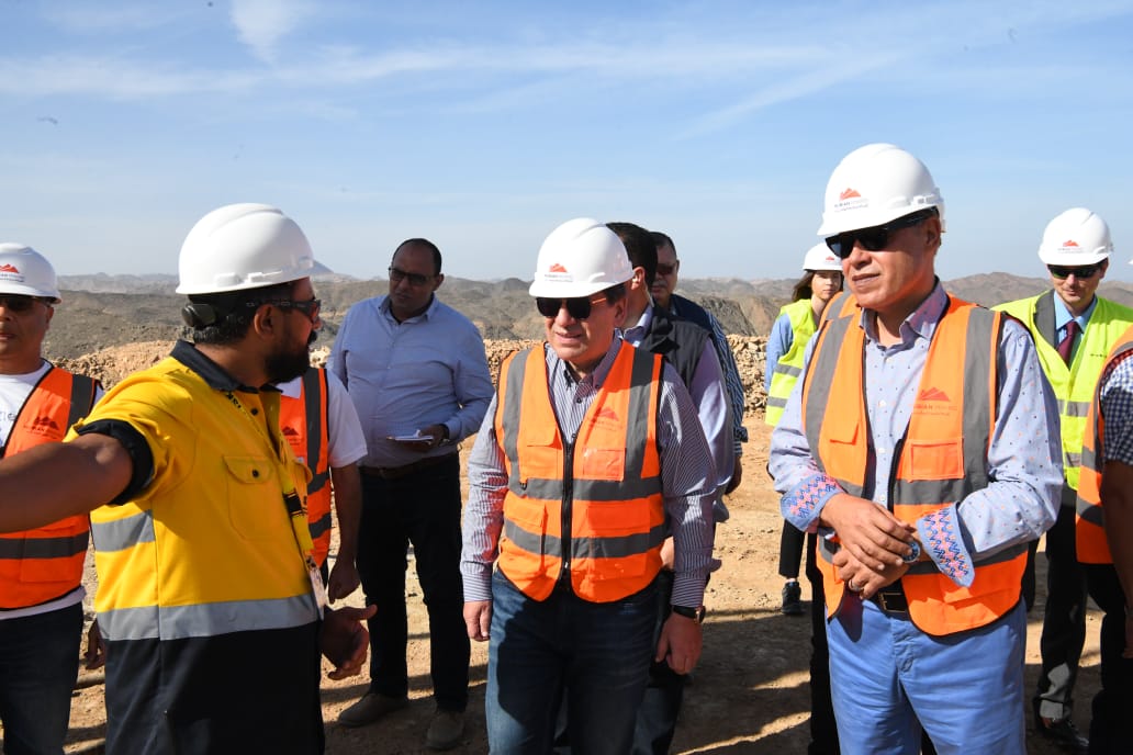 المهندس طارق الملا وزير البترول والثروة المعدنية خلال الجولة