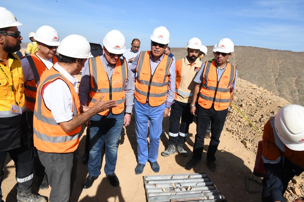 المهندس طارق الملا وزير البترول والثروة المعدنية خلال الجولة