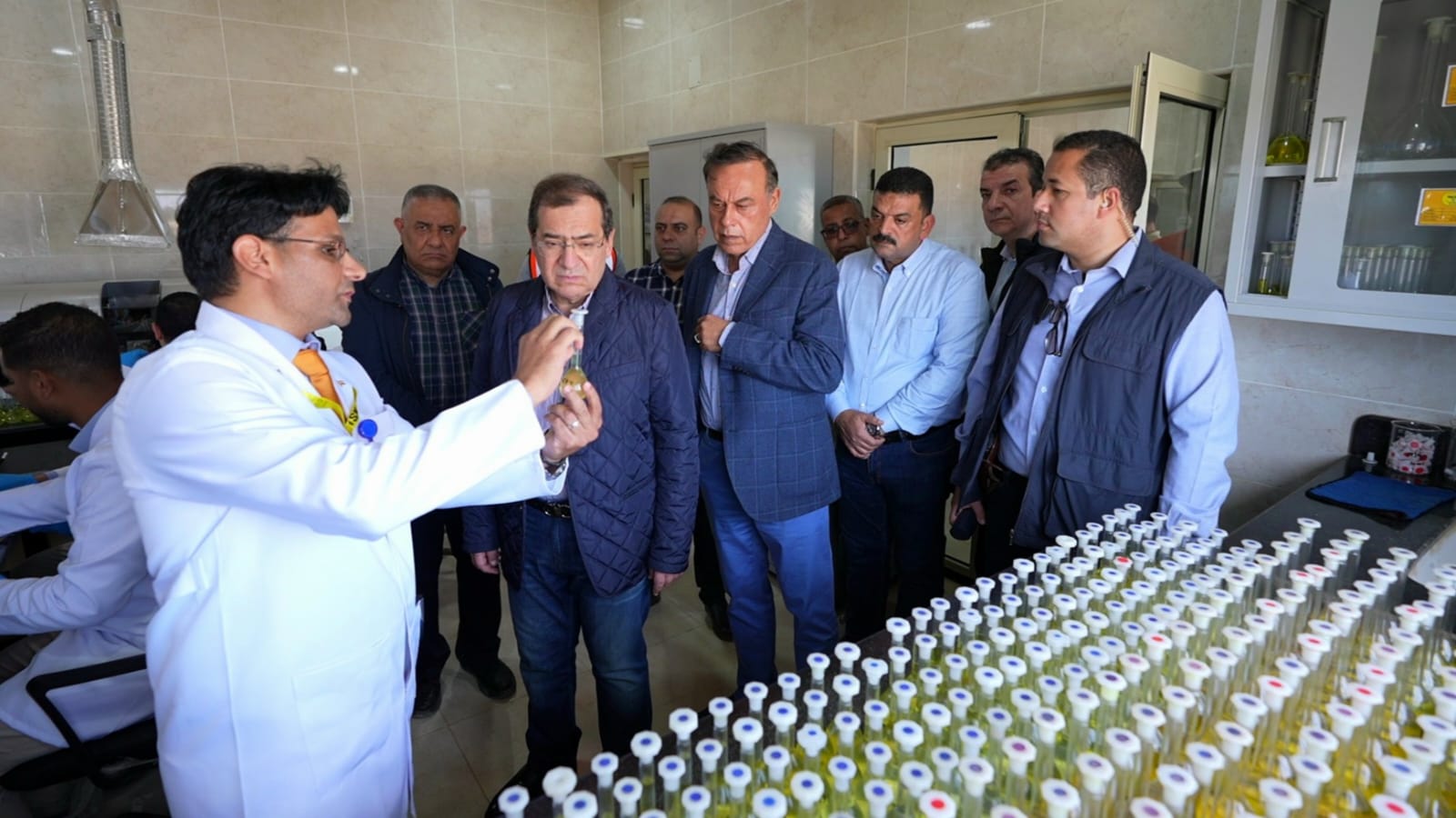 وزير البترول خلال افتتاح المعمل