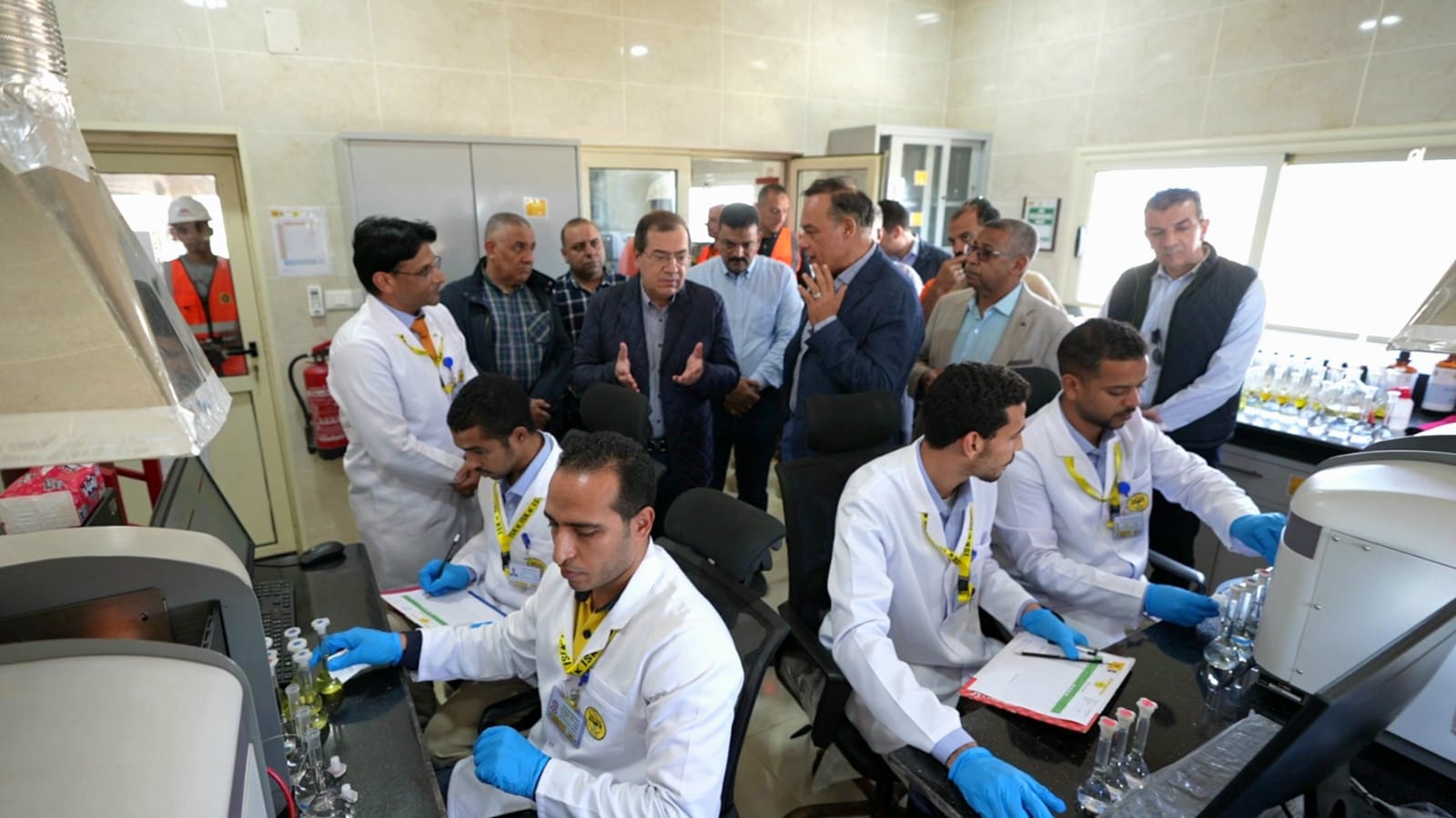 وزير البترول خلال افتتاح المعمل