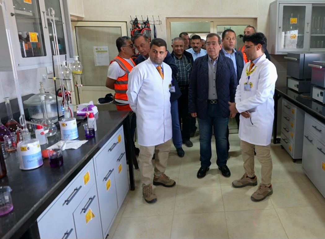 وزير البترول خلال افتتاح المعمل