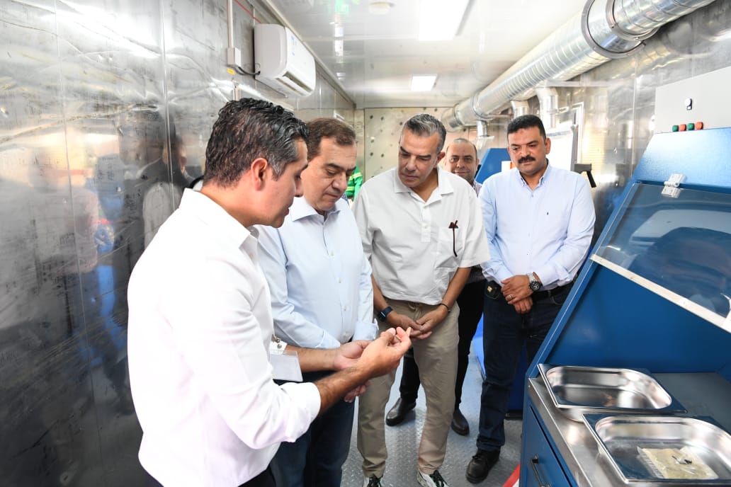 وزير البترول خلال افتتاح معمل MSA LAB