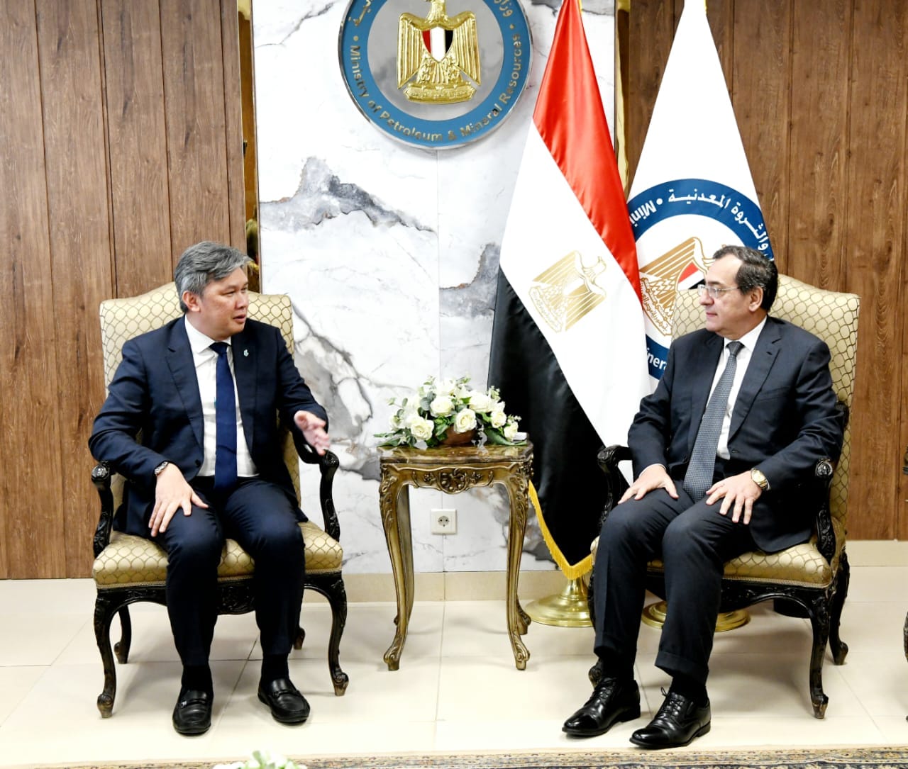 وزير البترول يبحث الفرص الاستثمارية المتاحة بقطاع البترول والغاز