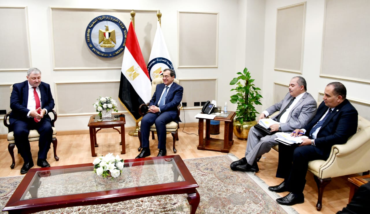 وزير البترول مع رئيس شركة ترانس جلوب الكندية ورئيس الشركة في مصر