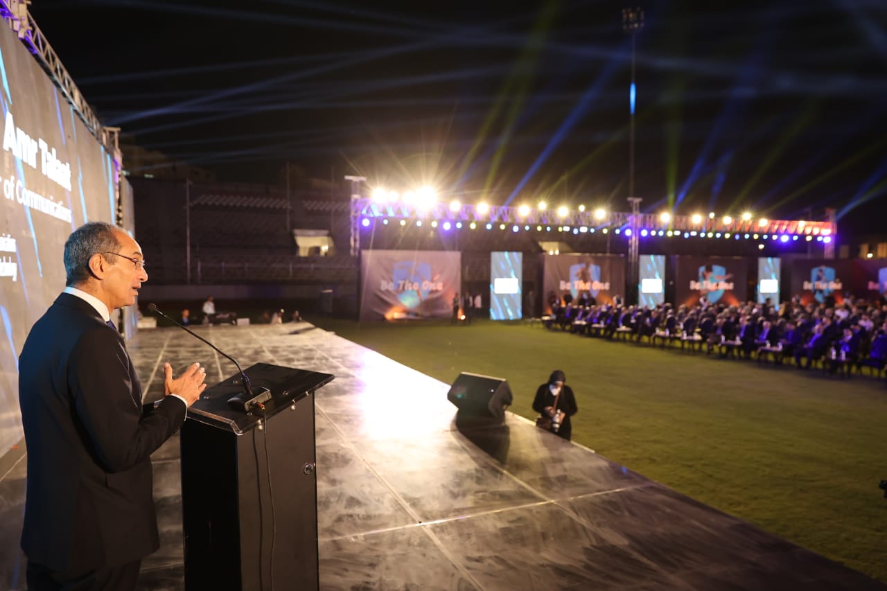 وزيرا الاتصالات والشباب يتفقدان نادى Club One