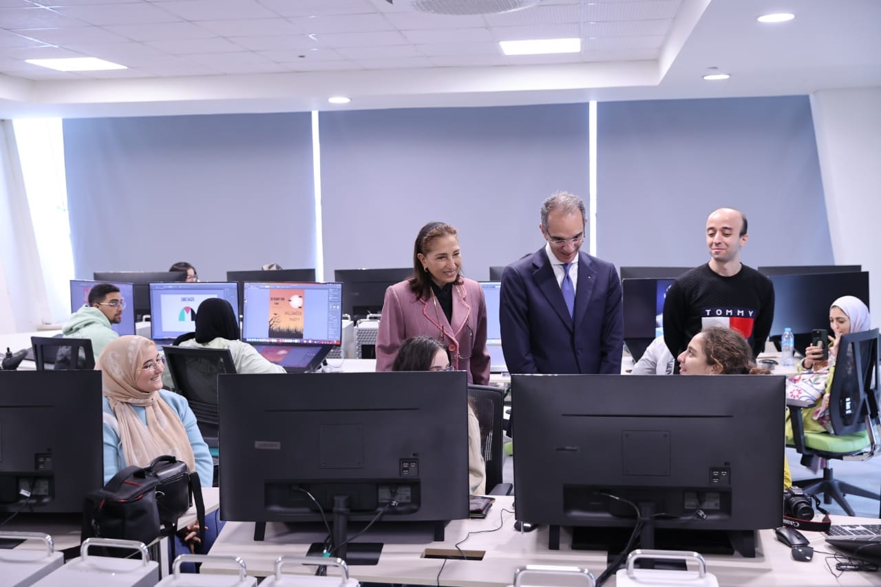 وزير الاتصالات يشهد تخرج الدفعة الاولي للمبادرة الرئاسية مصر تصنع الإلكترونيات