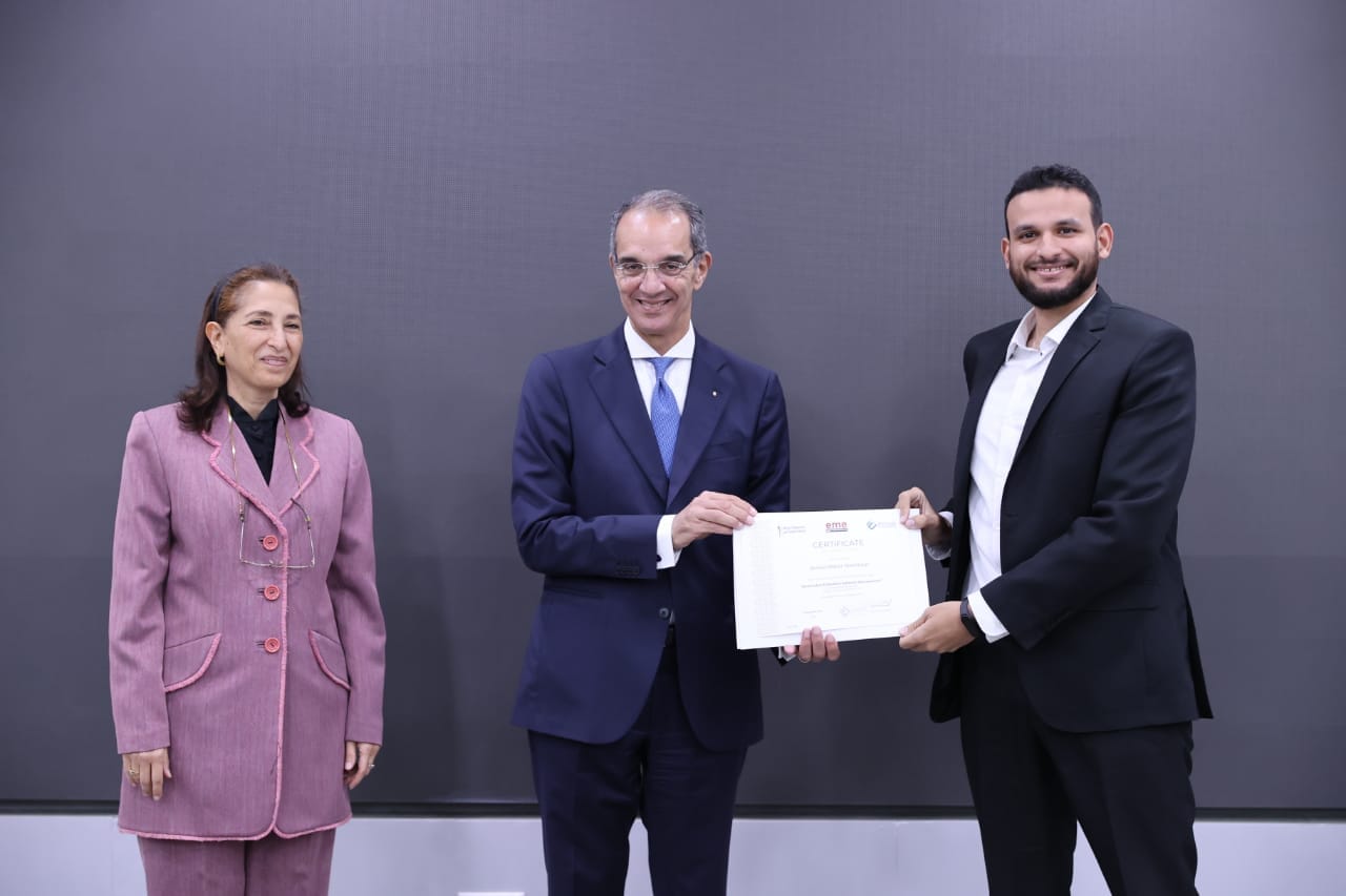 وزير الاتصالات يشهد تخرج الدفعة الاولي للمبادرة الرئاسية مصر تصنع الإلكترونيات