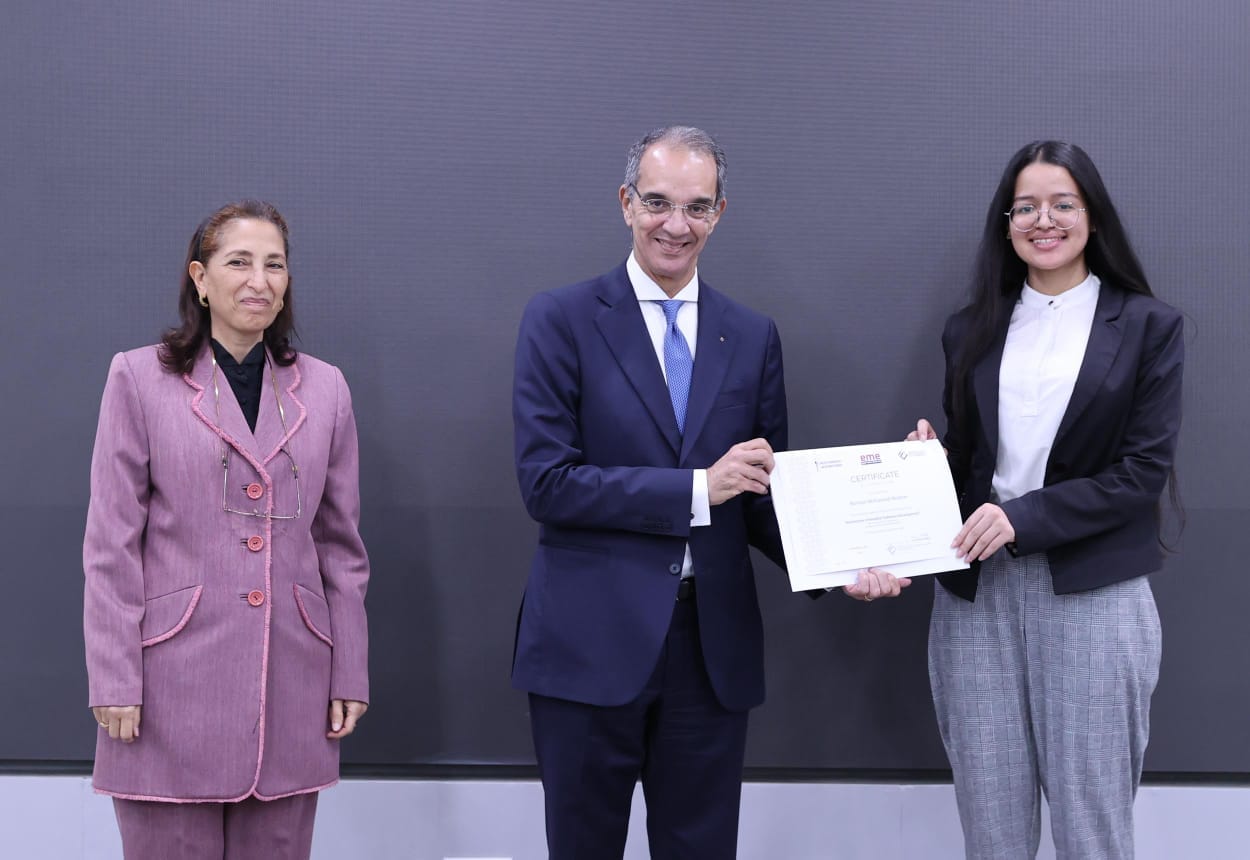 وزير الاتصالات يشهد تخرج الدفعة الاولي للمبادرة الرئاسية مصر تصنع الإلكترونيات