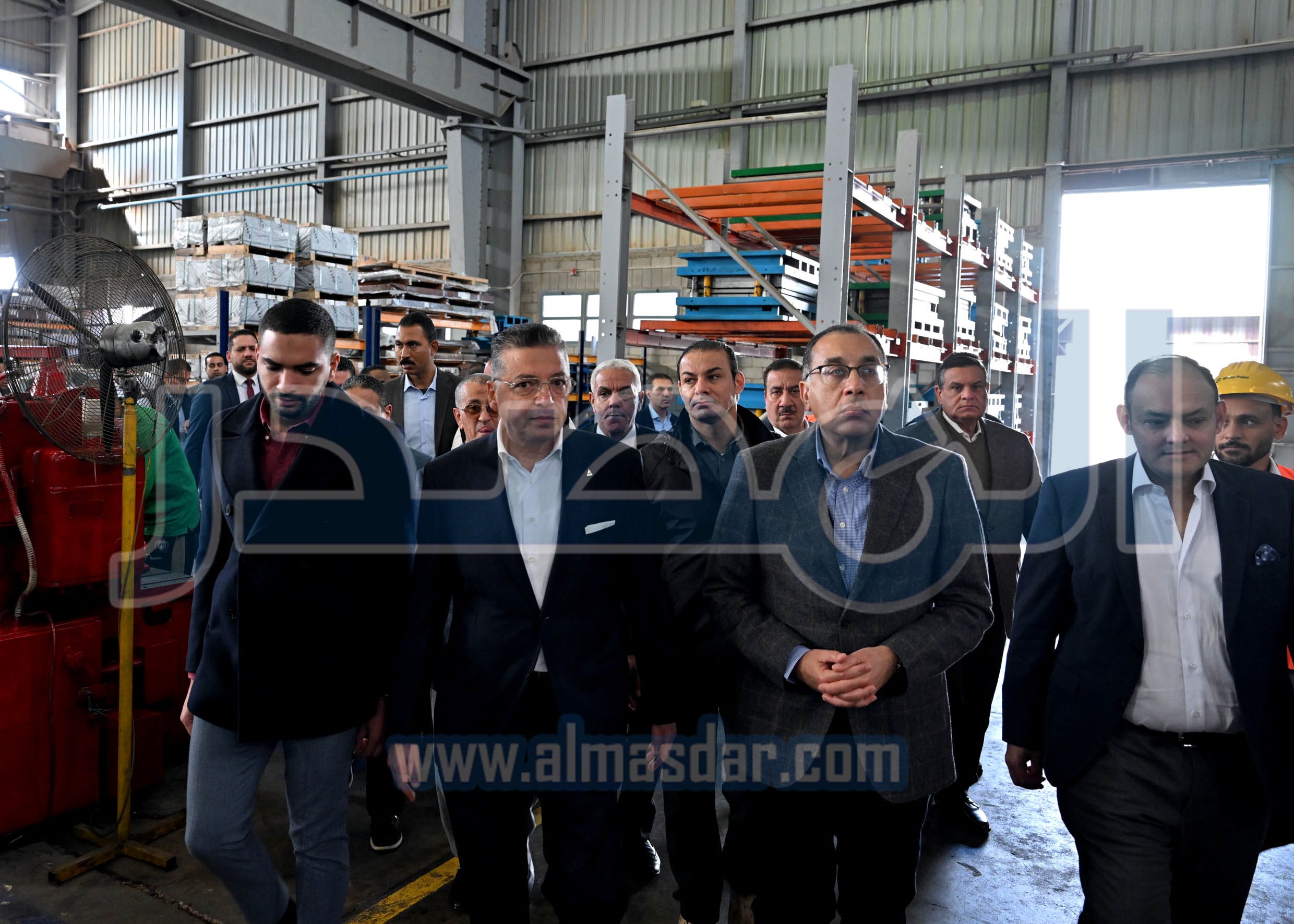 رئيس الوزراء يتفقد مصنع شركة