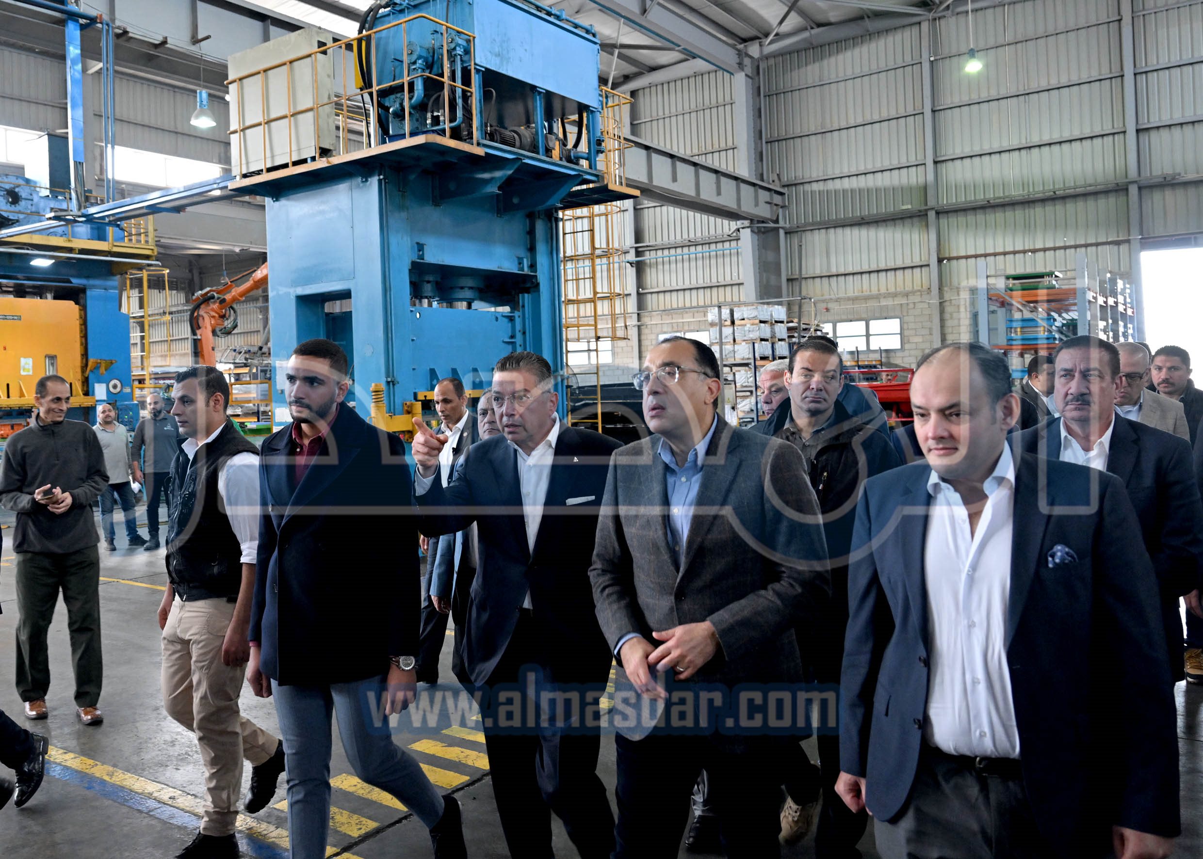 رئيس الوزراء يتفقد مصنع شركة
