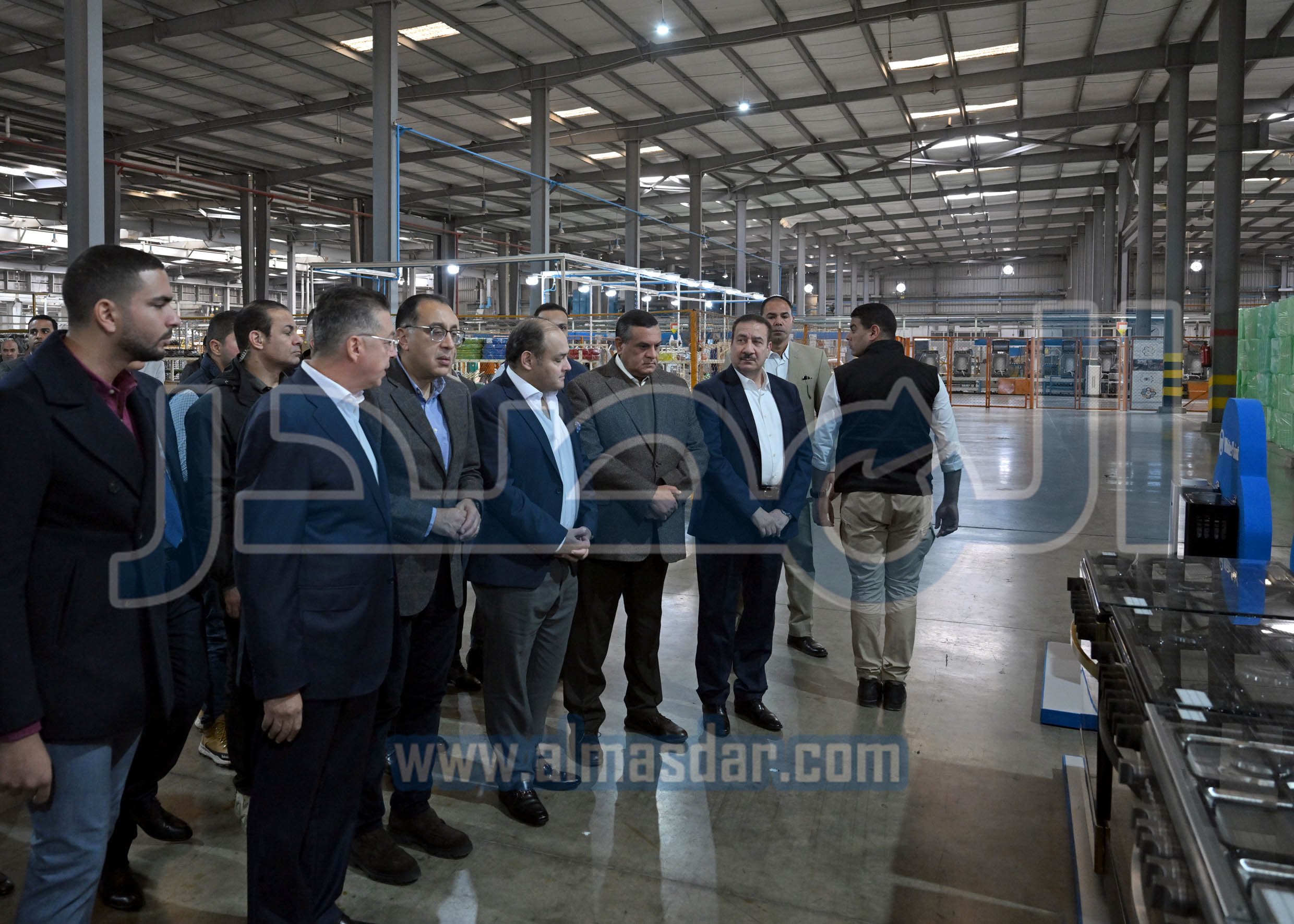 رئيس الوزراء يتفقد مصنع شركة