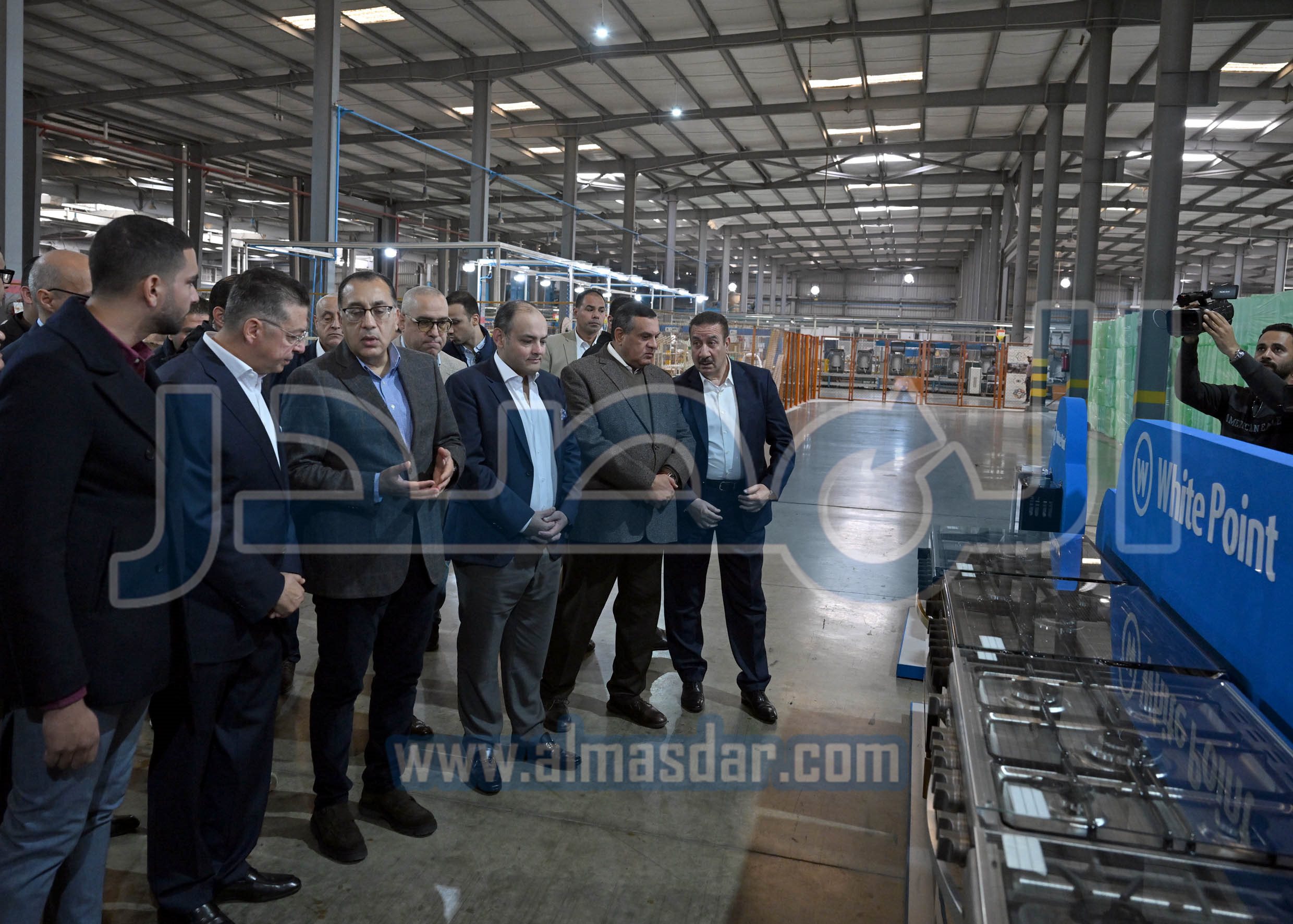 رئيس الوزراء يتفقد مصنع شركة