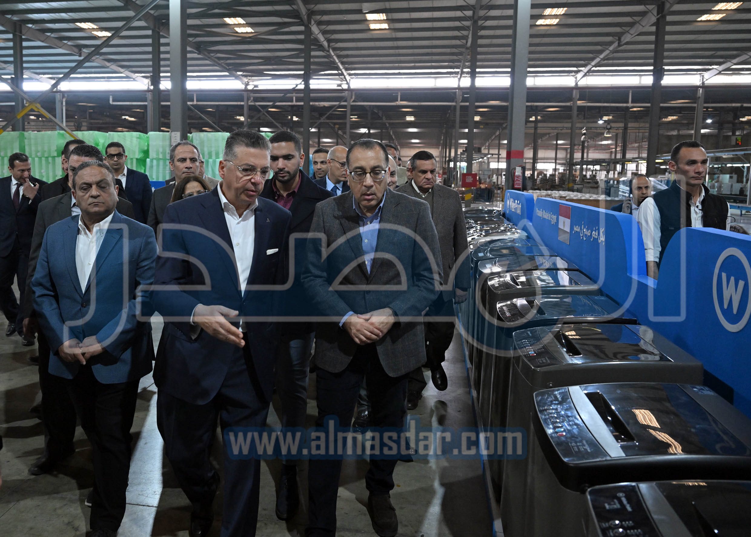 رئيس الوزراء يتفقد مصنع شركة