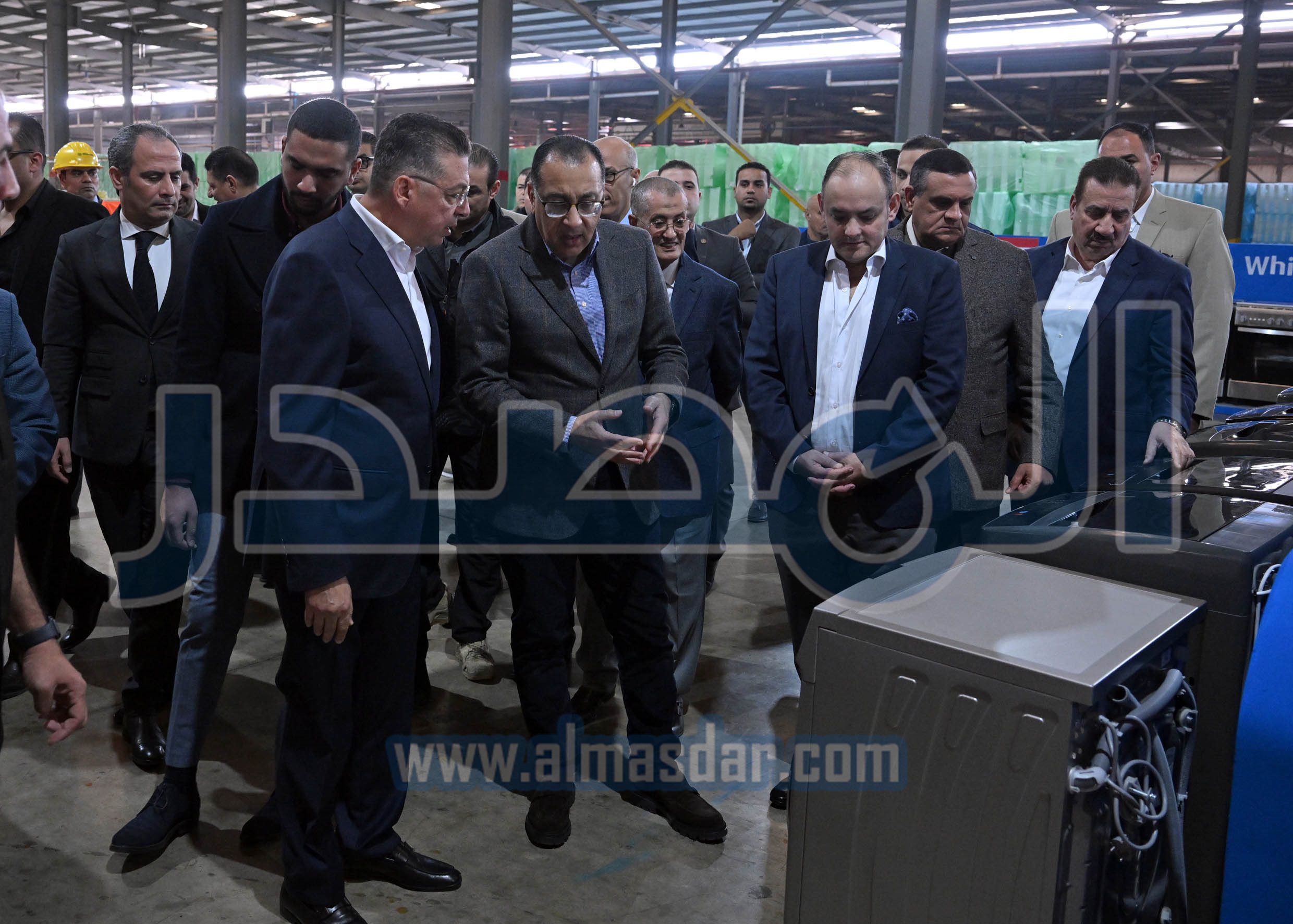 رئيس الوزراء يتفقد مصنع شركة