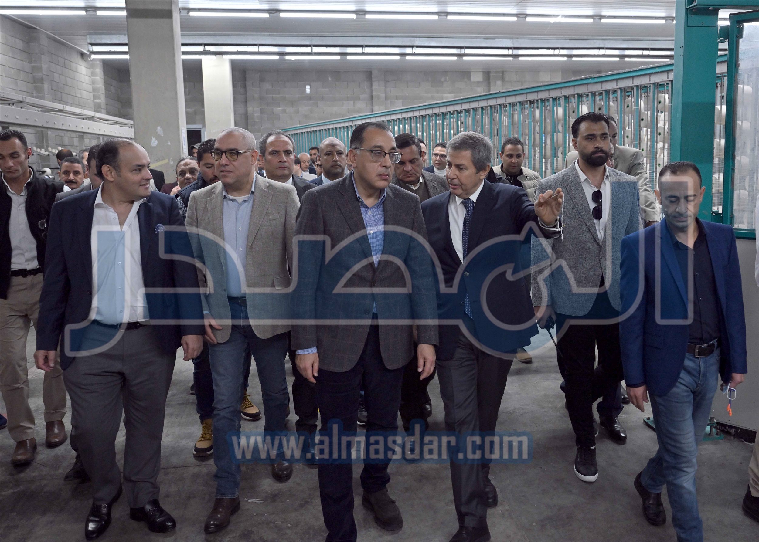رئيس الوزراء يتفقد مصنع الشركة الرباعية فورتكس للنسجيات