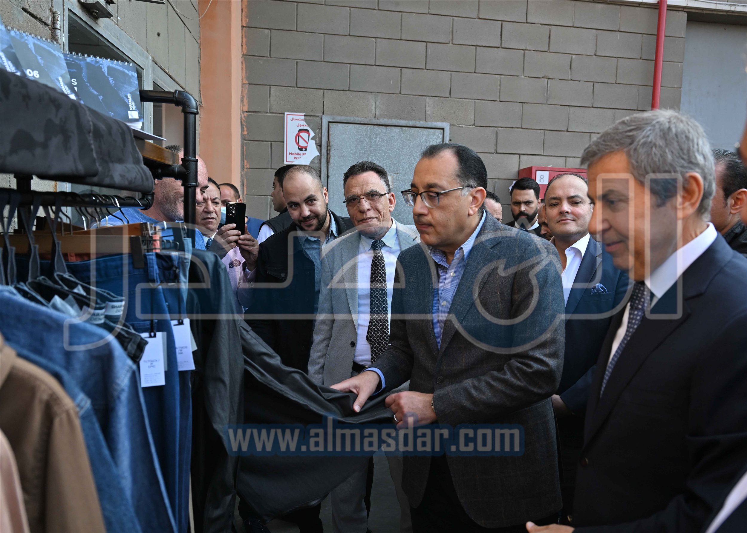 رئيس الوزراء يتفقد مصنع الشركة الرباعية فورتكس للنسجيات