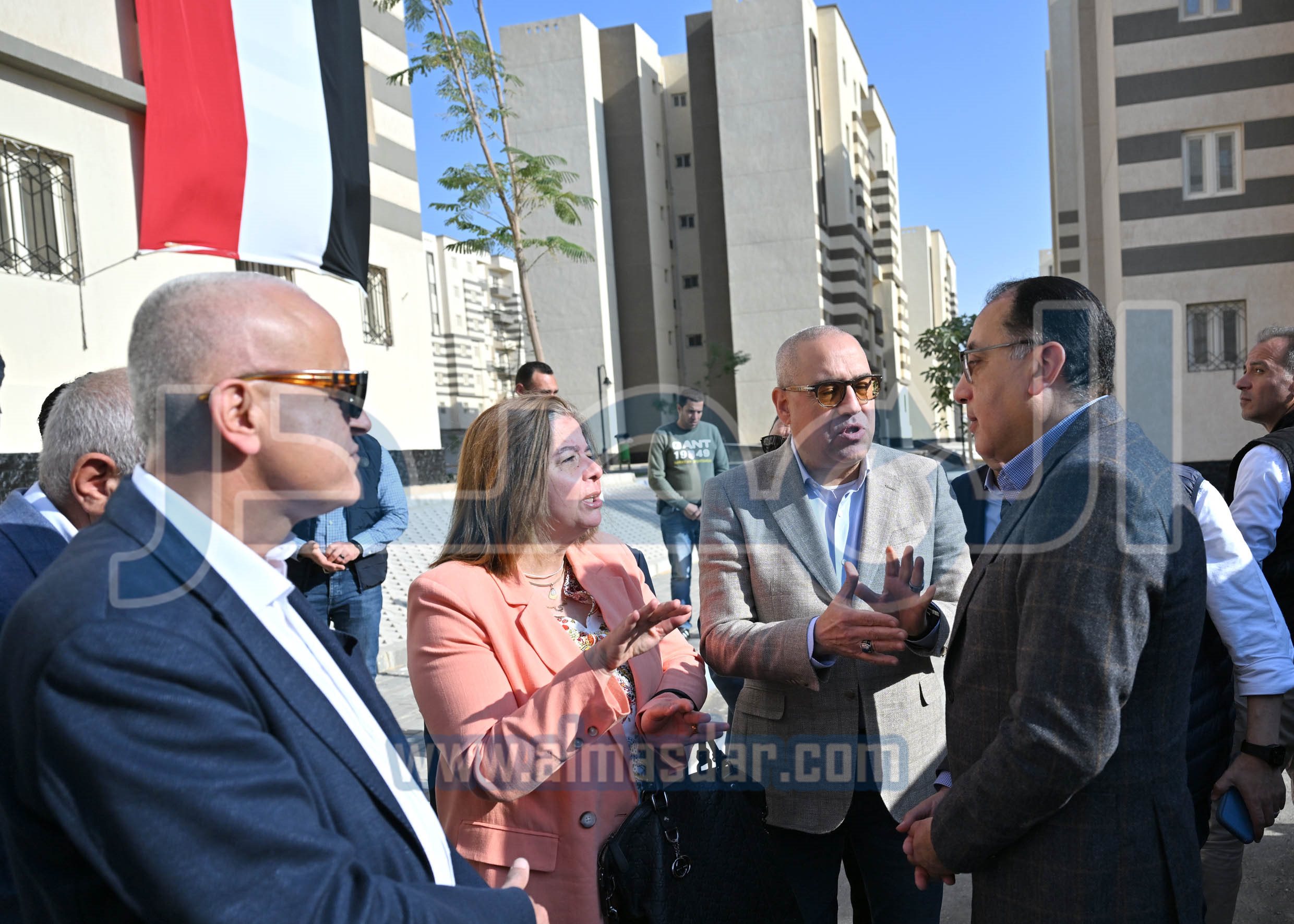 رئيس الوزراء يتفقد ويسلم وحدات �سكن لكل المصريين�