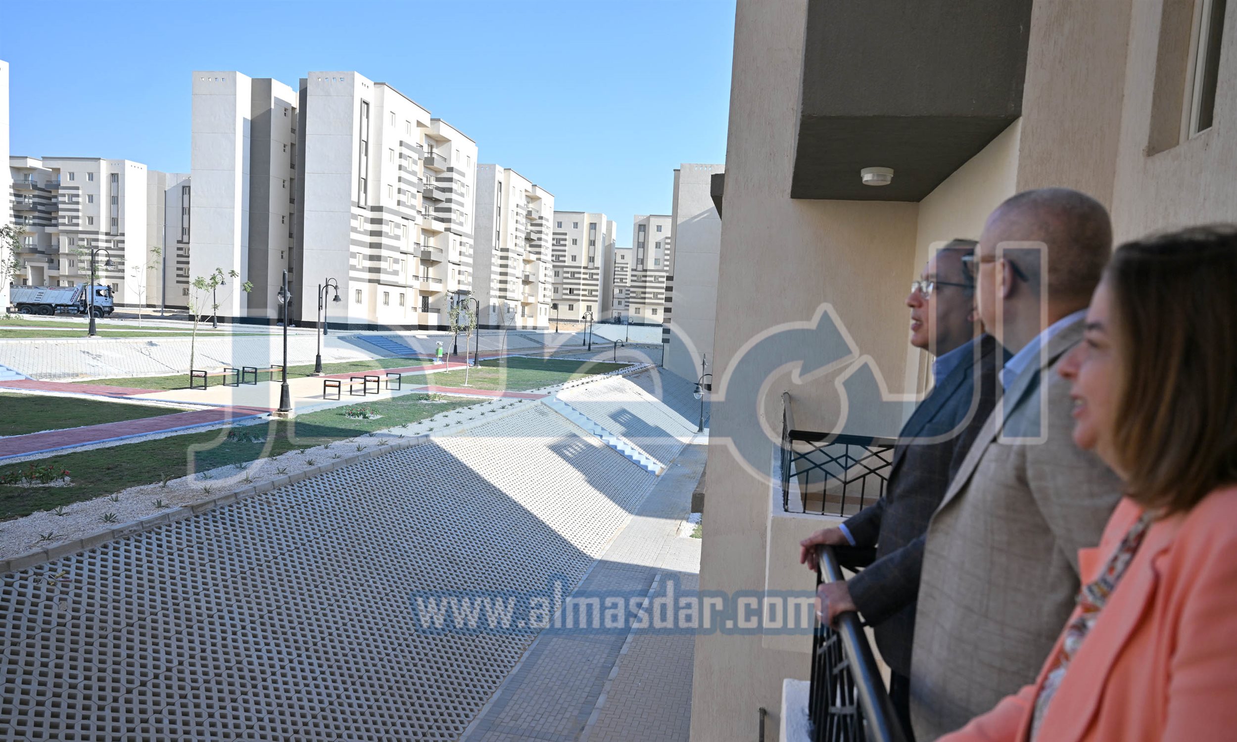 رئيس الوزراء يتفقد ويسلم وحدات �سكن لكل المصريين�