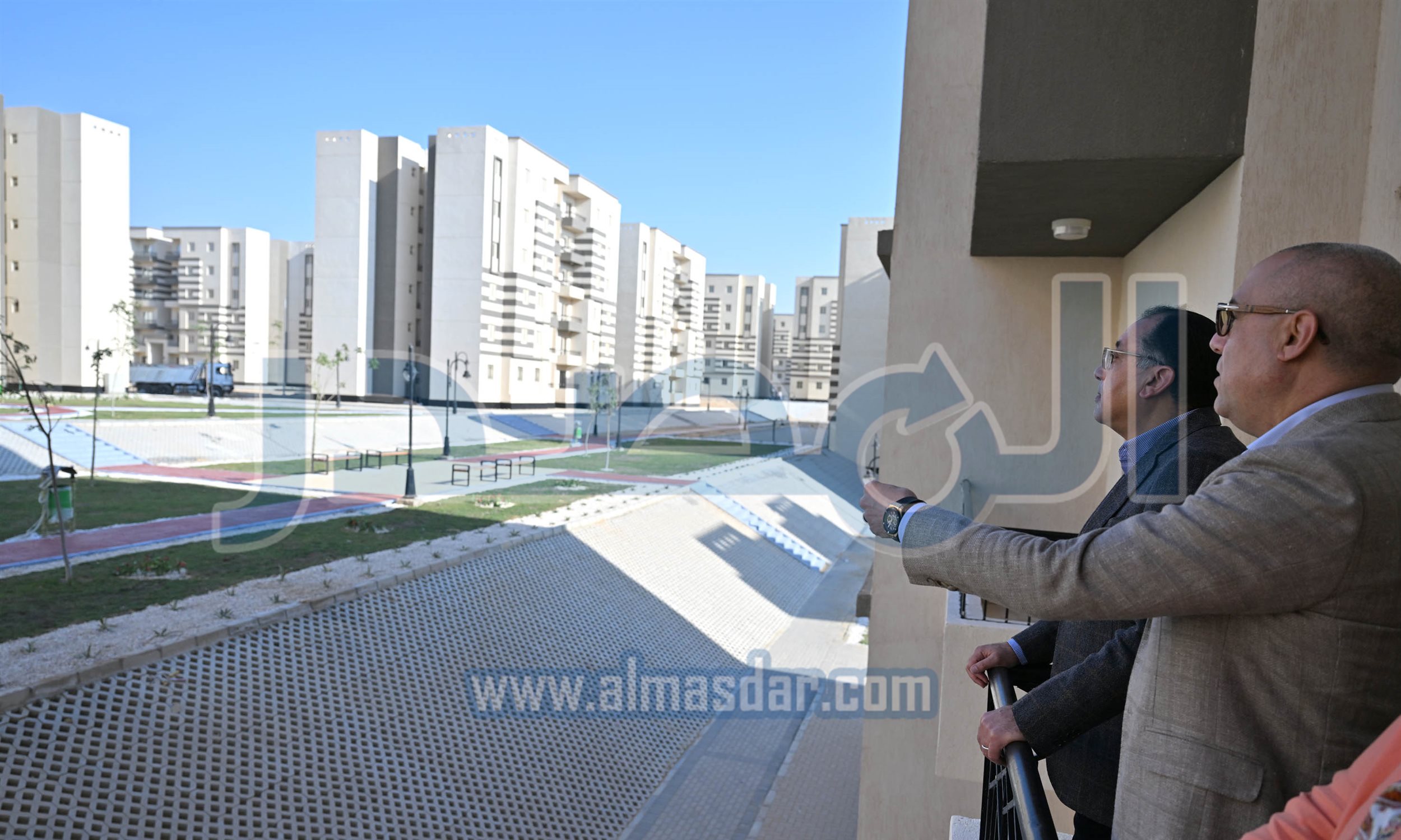 رئيس الوزراء يتفقد ويسلم وحدات �سكن لكل المصريين�
