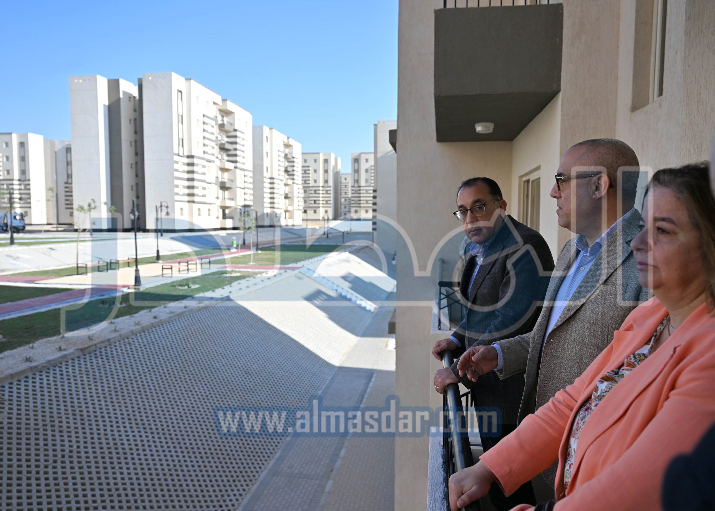 رئيس الوزراء يتفقد ويسلم وحدات �سكن لكل المصريين�