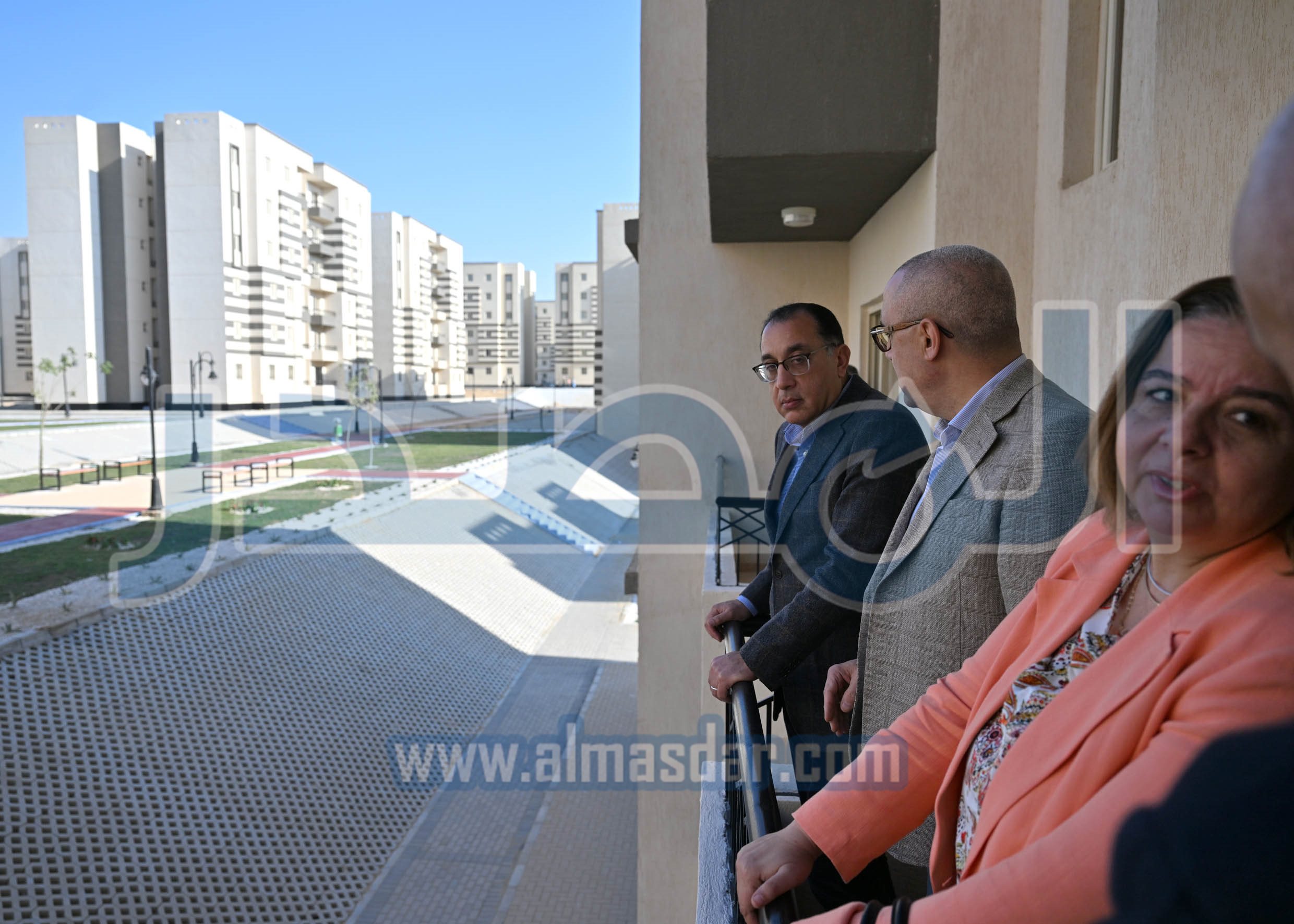 رئيس الوزراء يتفقد ويسلم وحدات �سكن لكل المصريين�