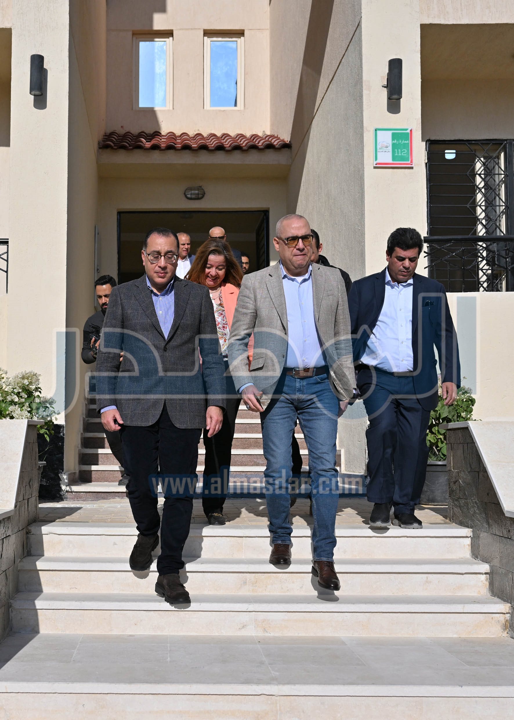 رئيس الوزراء يتفقد ويسلم وحدات �سكن لكل المصريين�