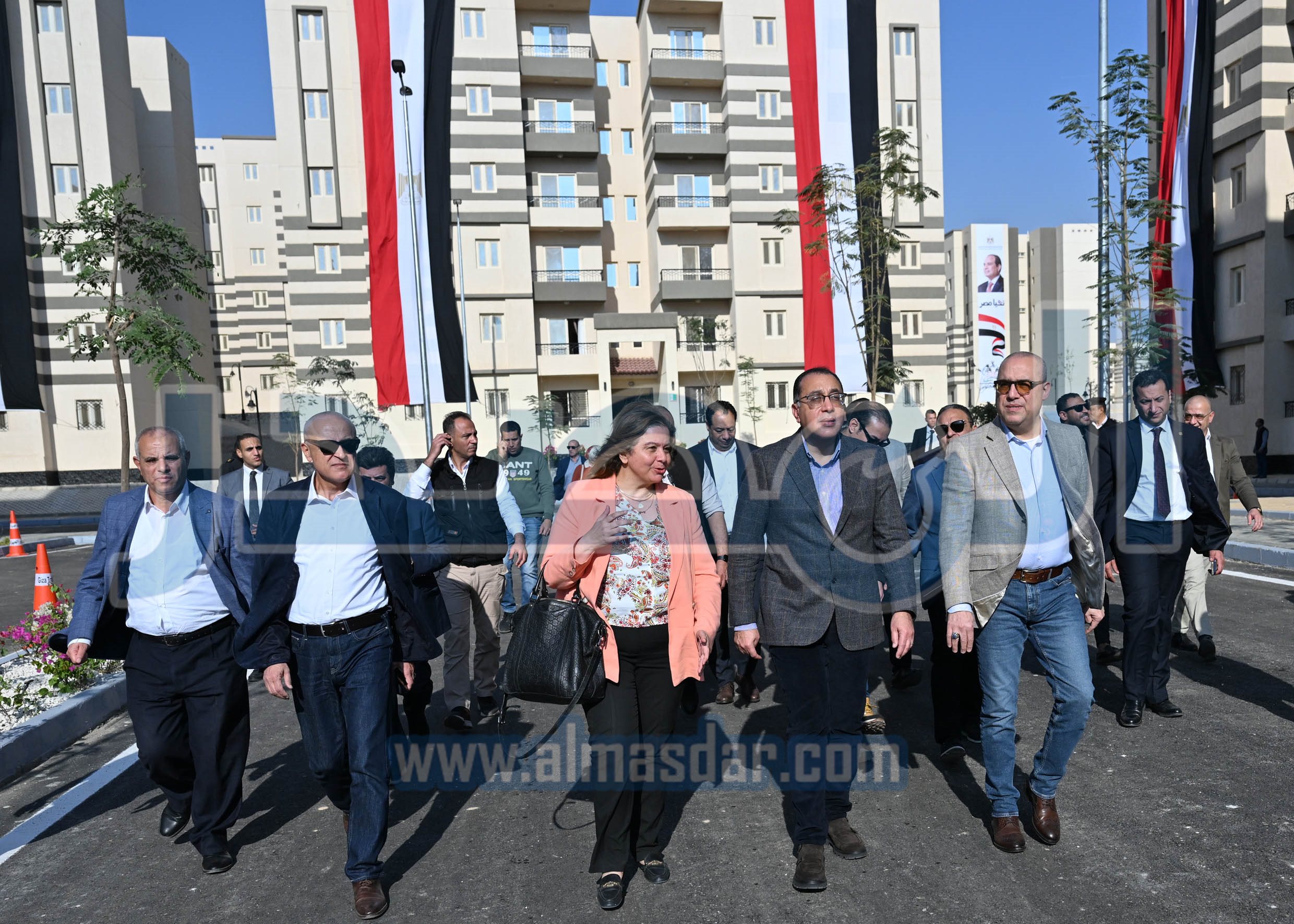 رئيس الوزراء يتفقد ويسلم وحدات �سكن لكل المصريين�