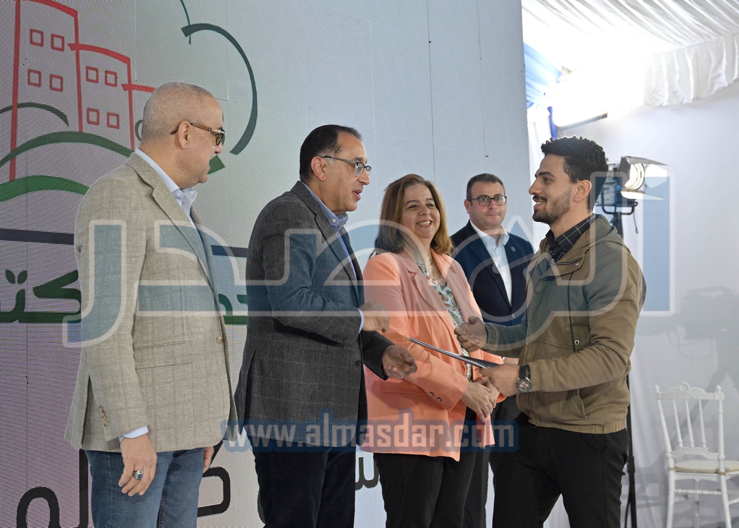 رئيس الوزراء يتفقد ويسلم وحدات �سكن لكل المصريين�