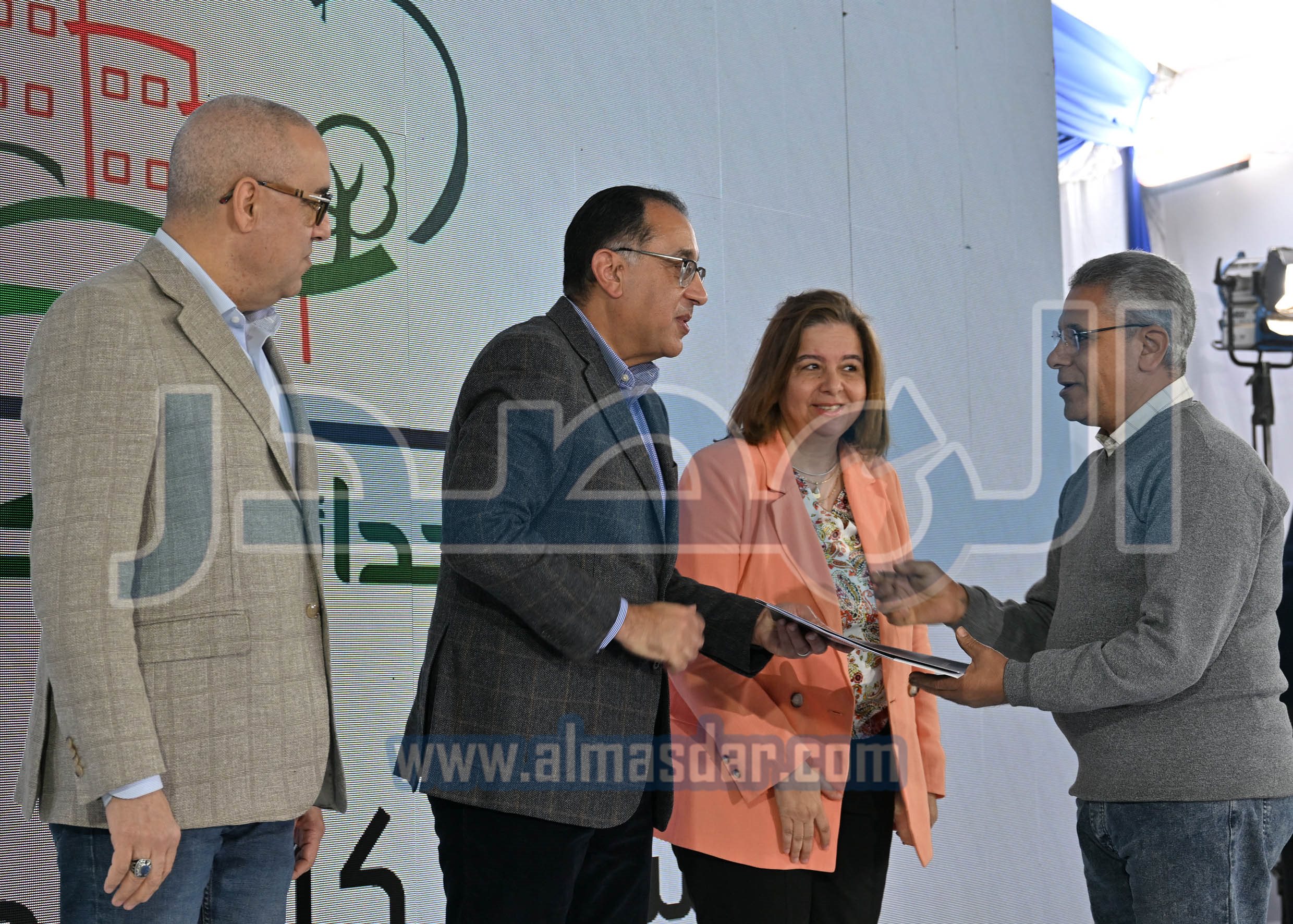 رئيس الوزراء يتفقد ويسلم وحدات �سكن لكل المصريين�