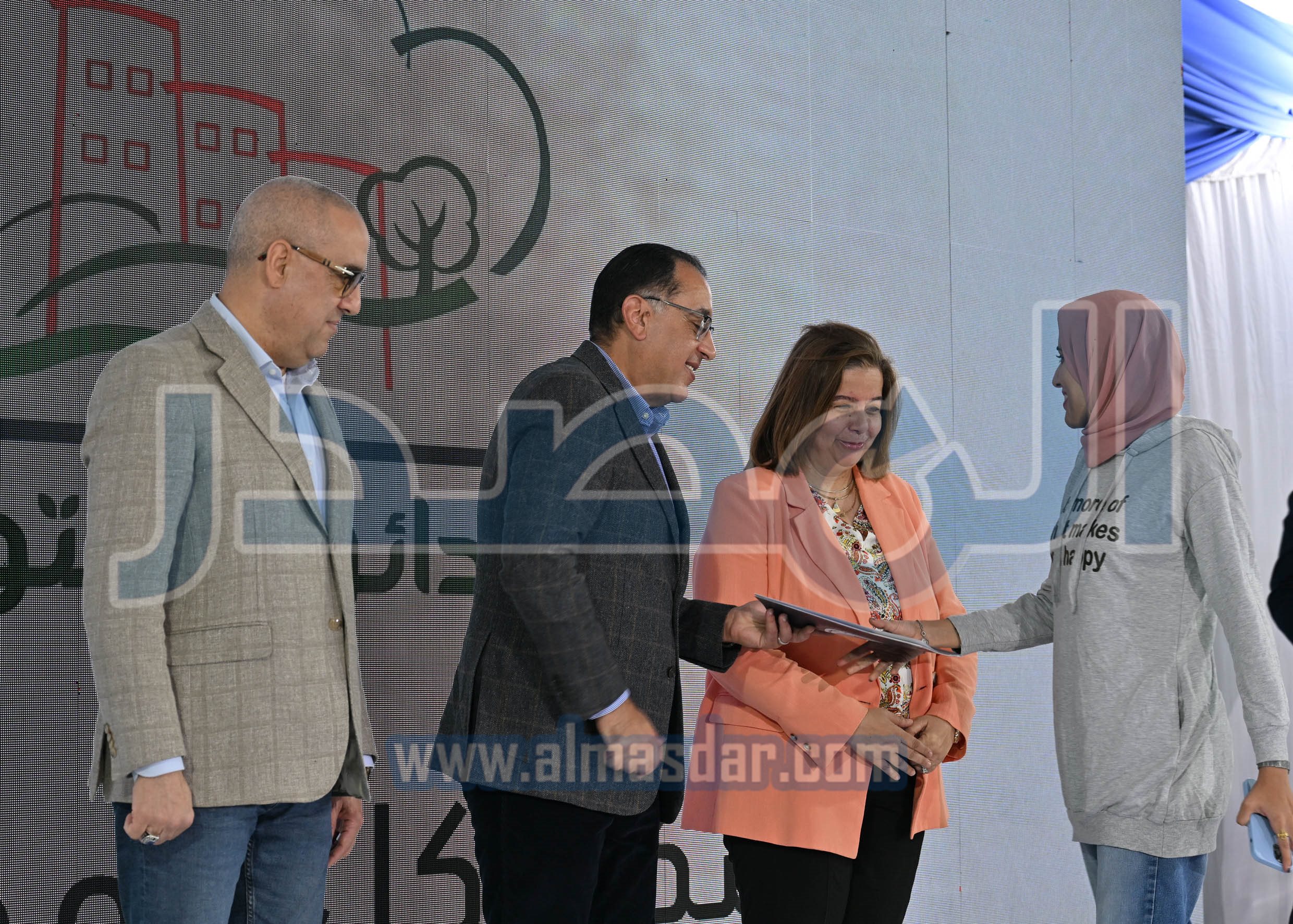 رئيس الوزراء يتفقد ويسلم وحدات �سكن لكل المصريين�