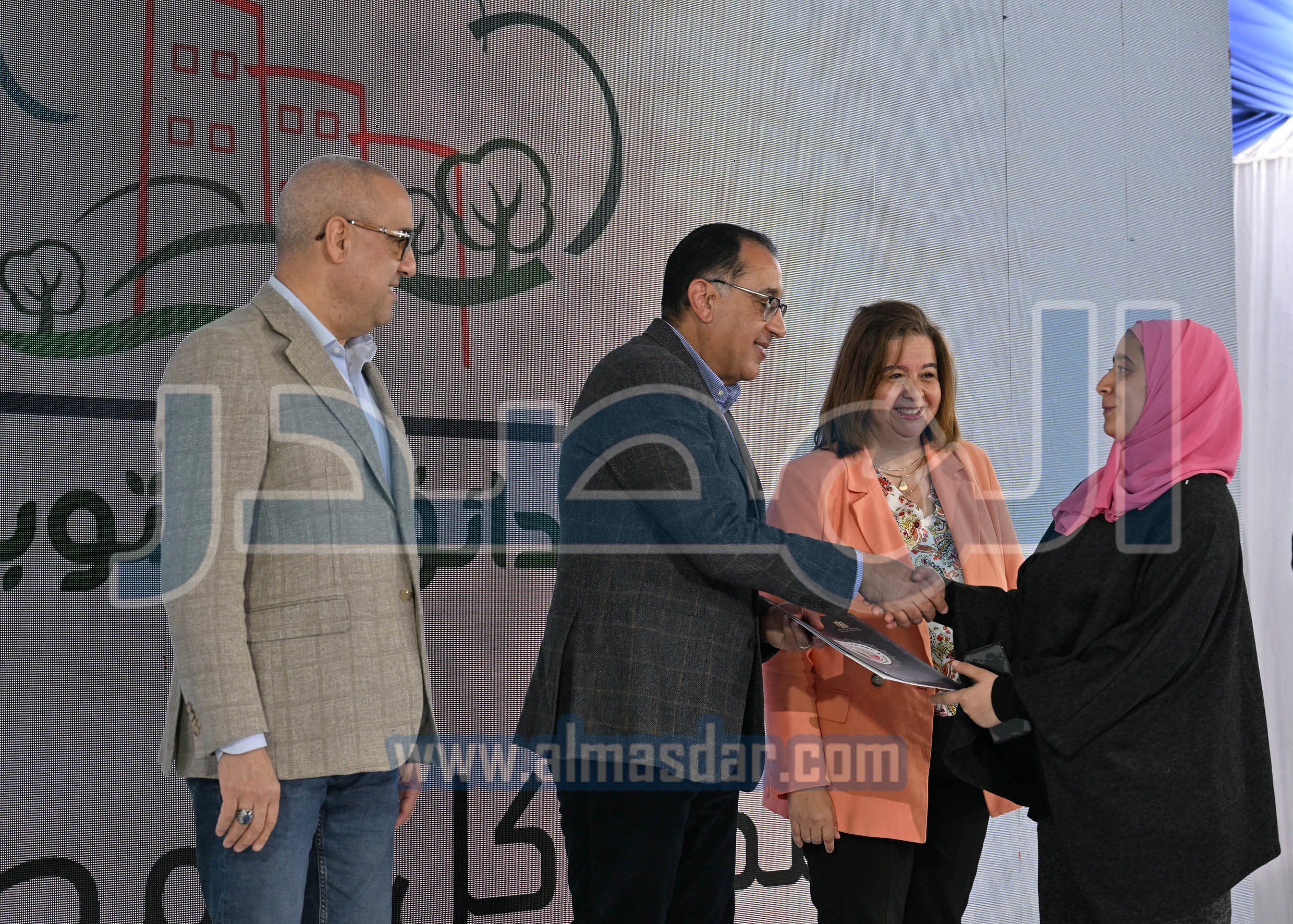 رئيس الوزراء يتفقد ويسلم وحدات �سكن لكل المصريين�