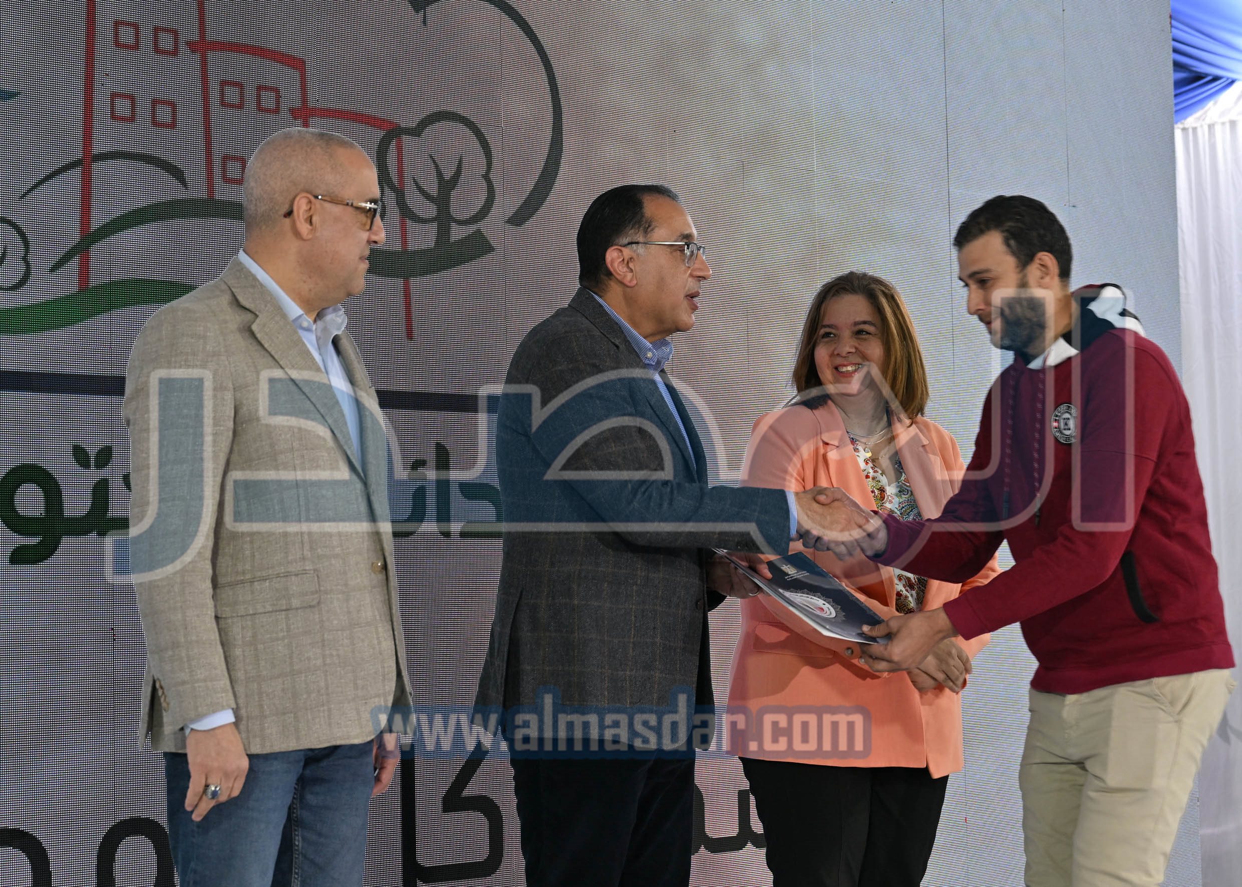 رئيس الوزراء يتفقد ويسلم وحدات �سكن لكل المصريين�