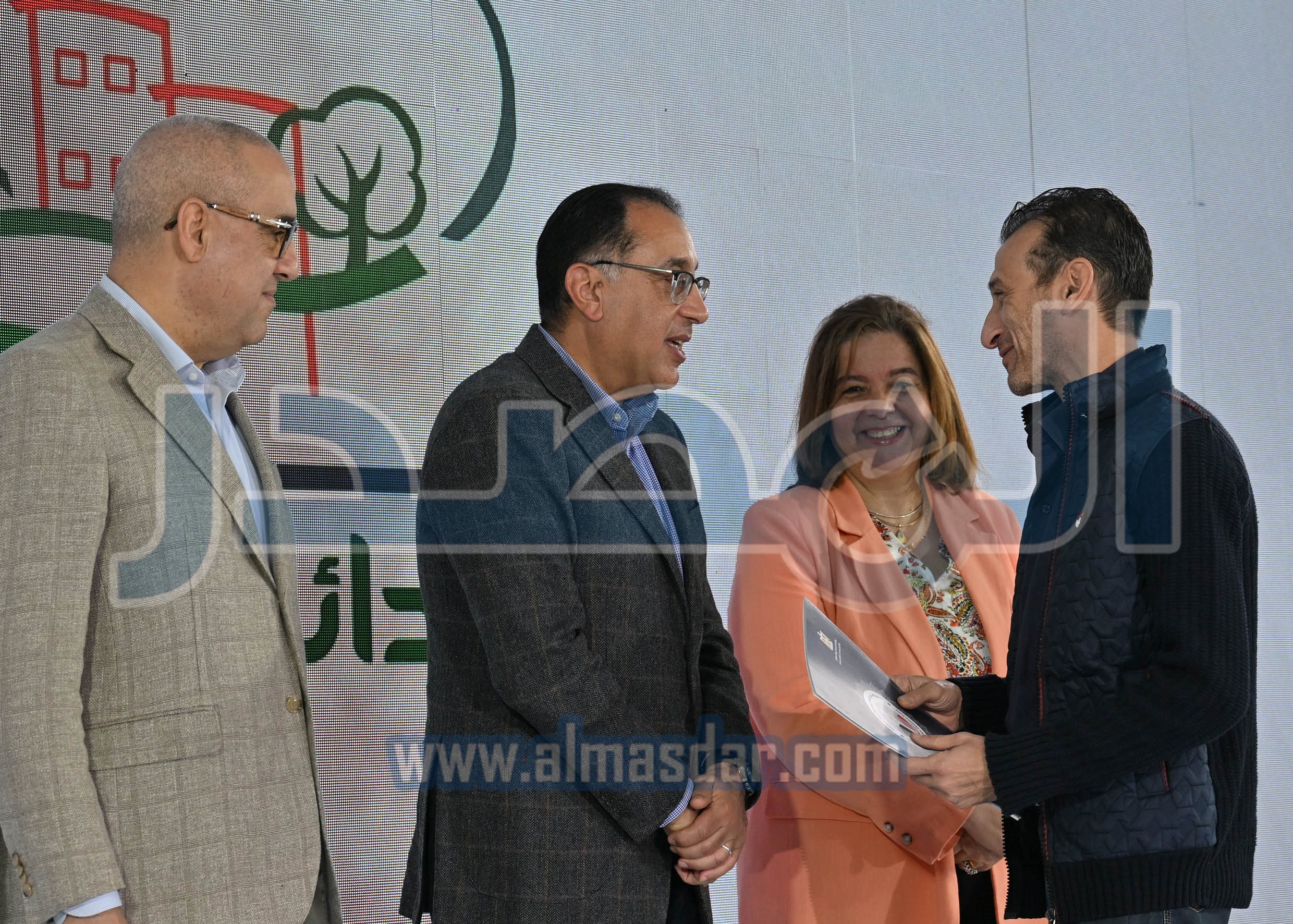 رئيس الوزراء يتفقد ويسلم وحدات �سكن لكل المصريين�