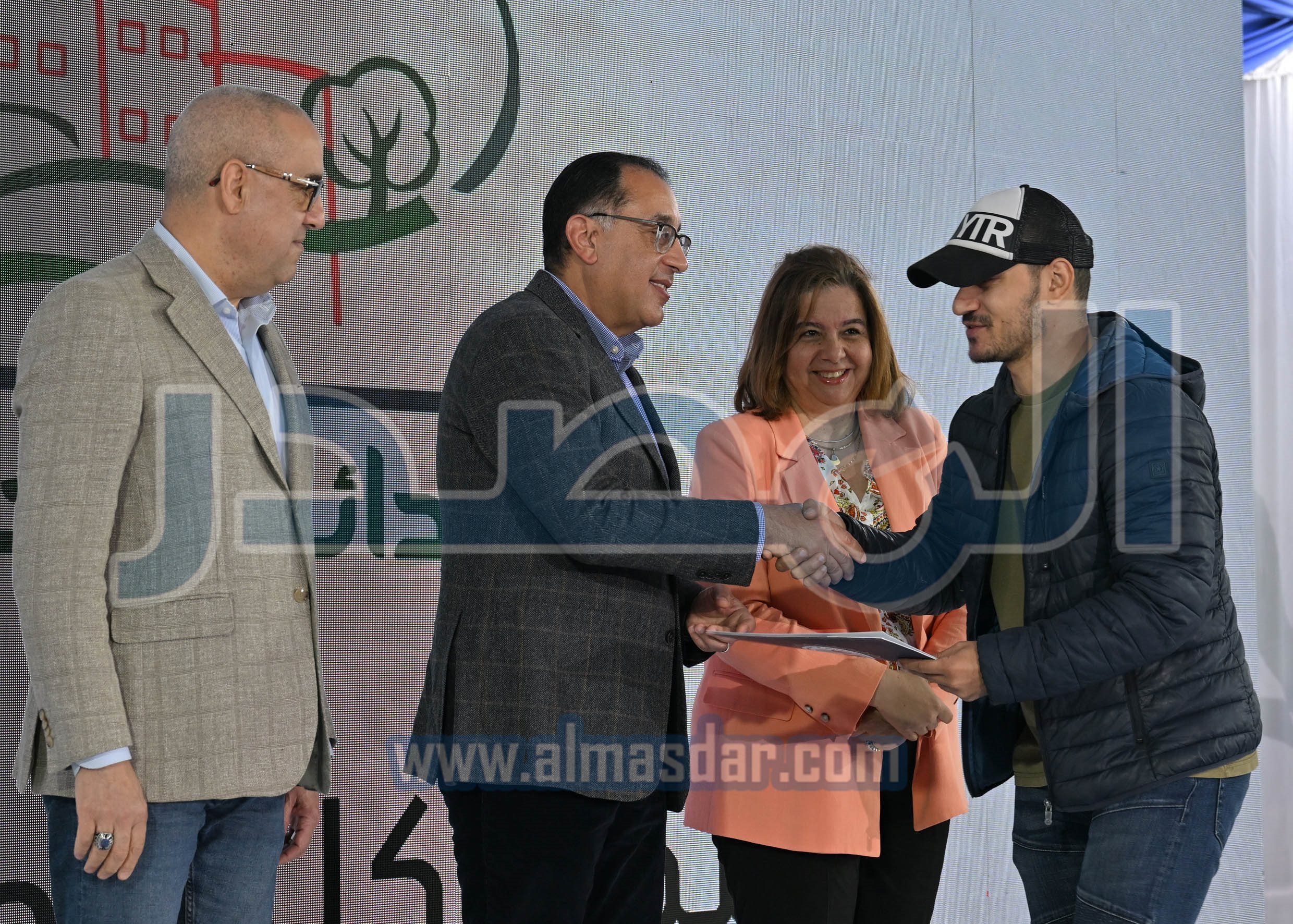 رئيس الوزراء يتفقد ويسلم وحدات �سكن لكل المصريين�