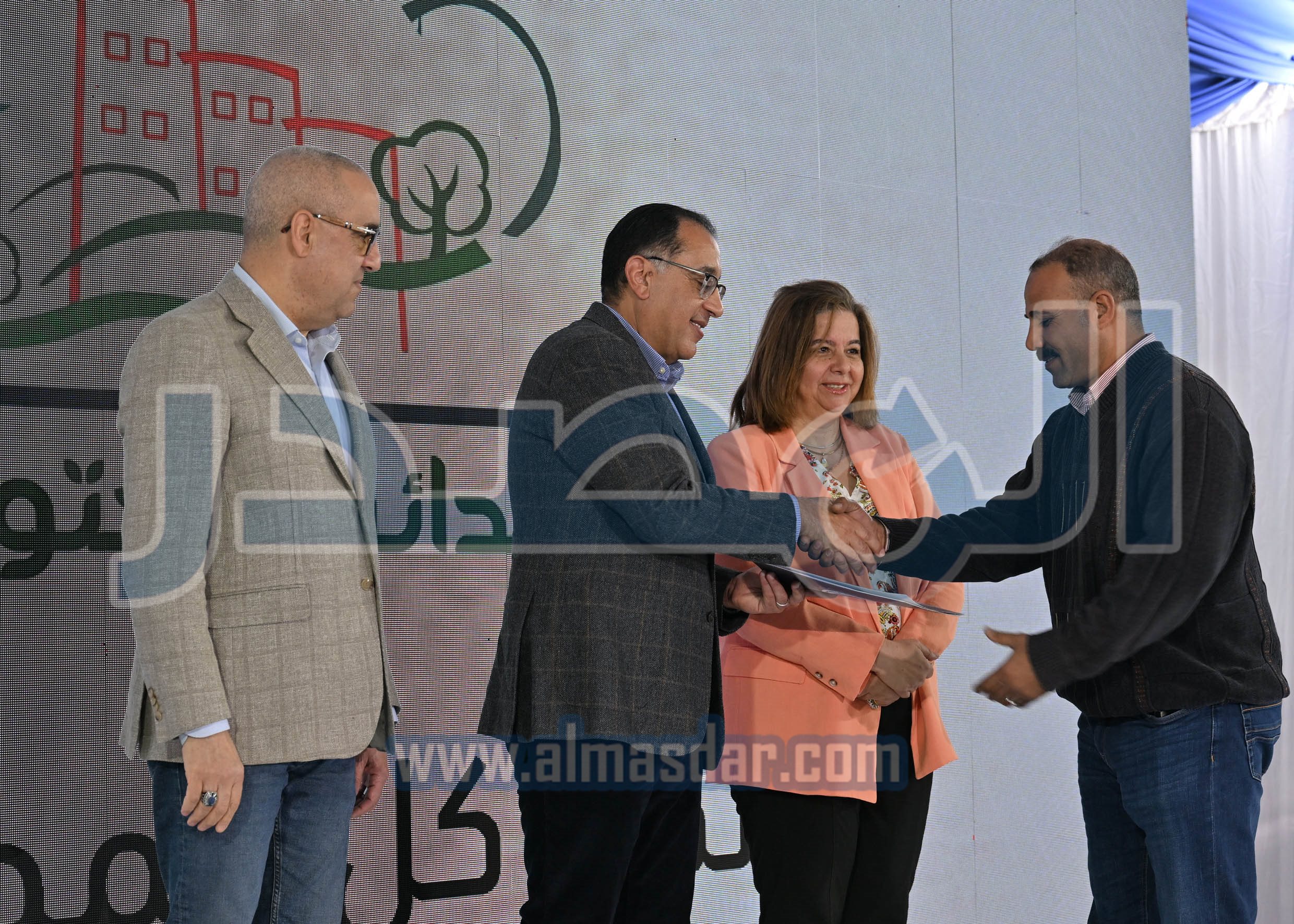 رئيس الوزراء يتفقد ويسلم وحدات �سكن لكل المصريين�