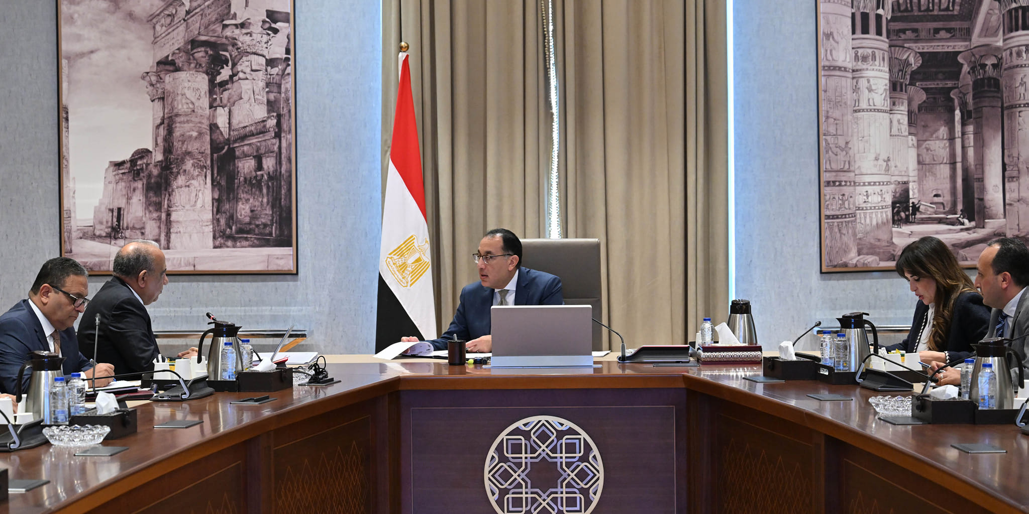 رئيس الوزراء مع وزير قطاع الأعمال