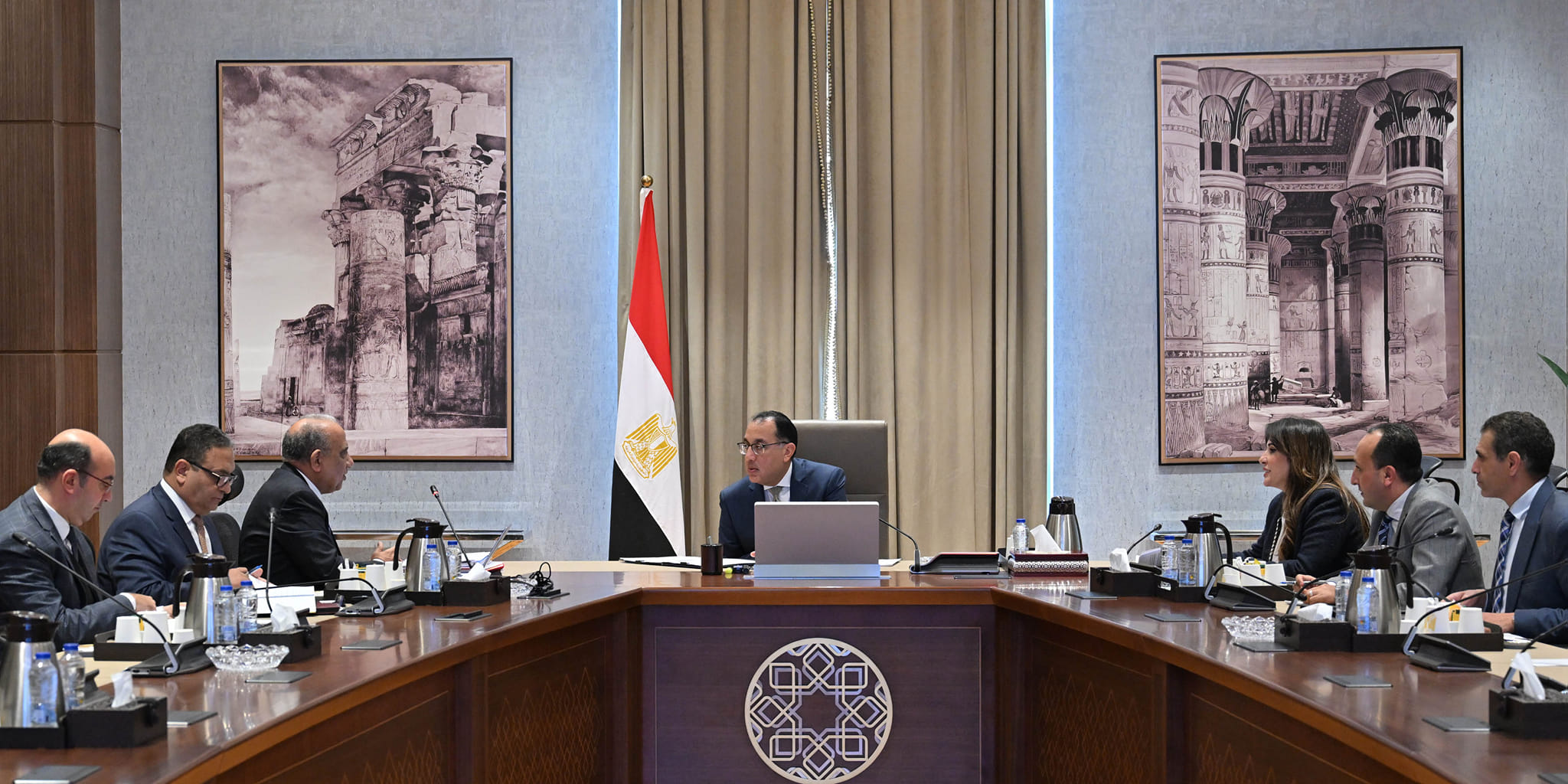 رئيس الوزراء مع وزير قطاع الأعمال