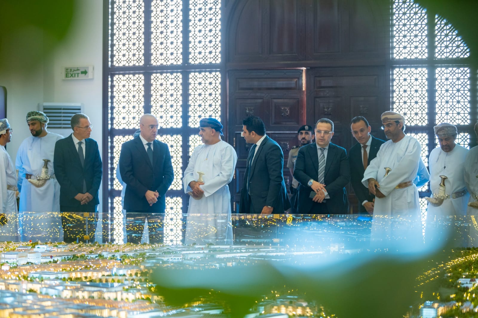 وزير الإسكان يلتقى نظيره العماني