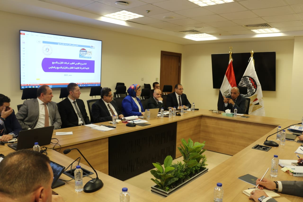 وزير قطاع الأعمال العام يستعرض الموقف التنفيذى للمشروع القومي لتطوير صناعة الغزل والنسيج