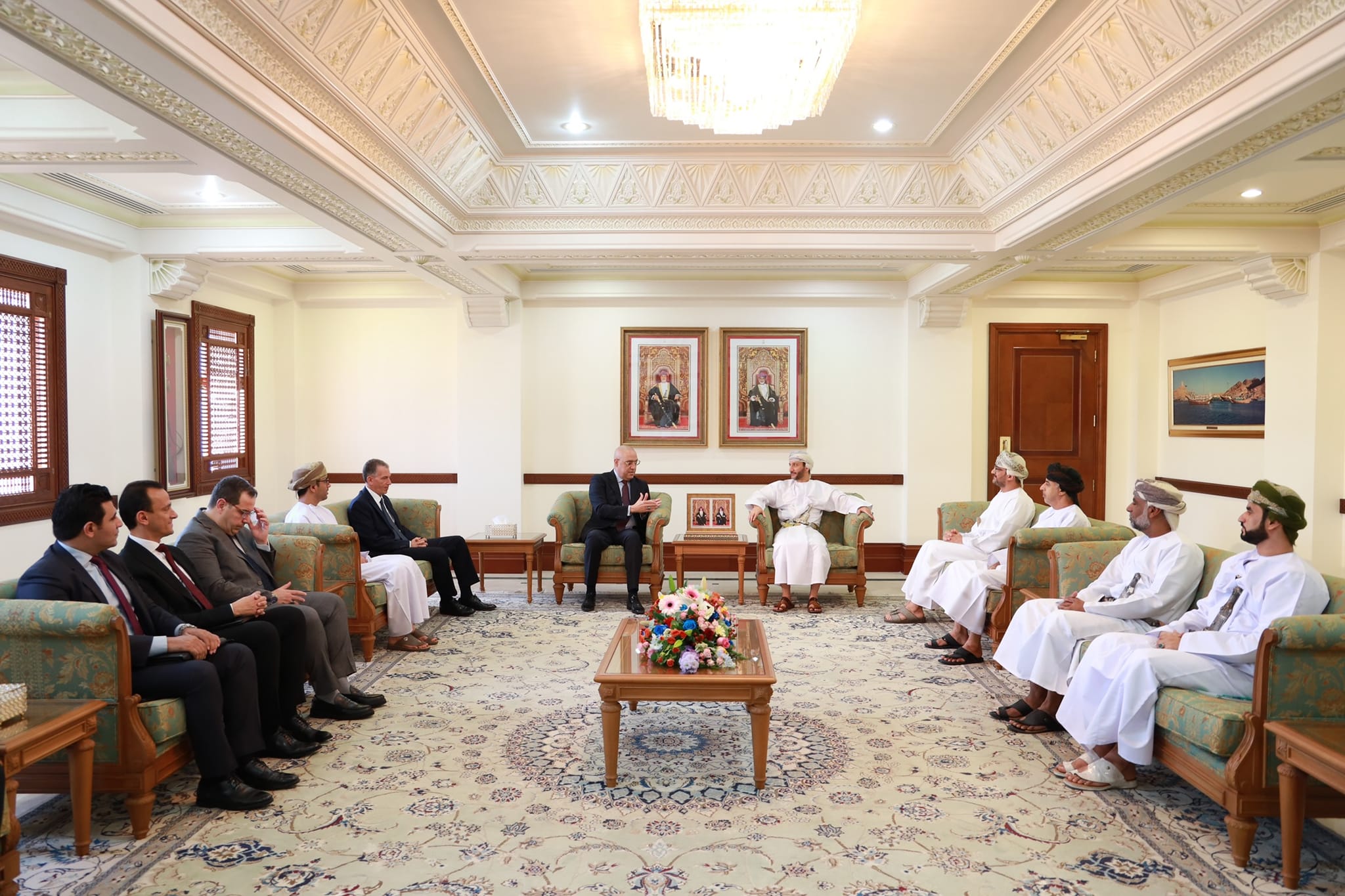 وزير الإسكان يلتقى محافظ مسقط