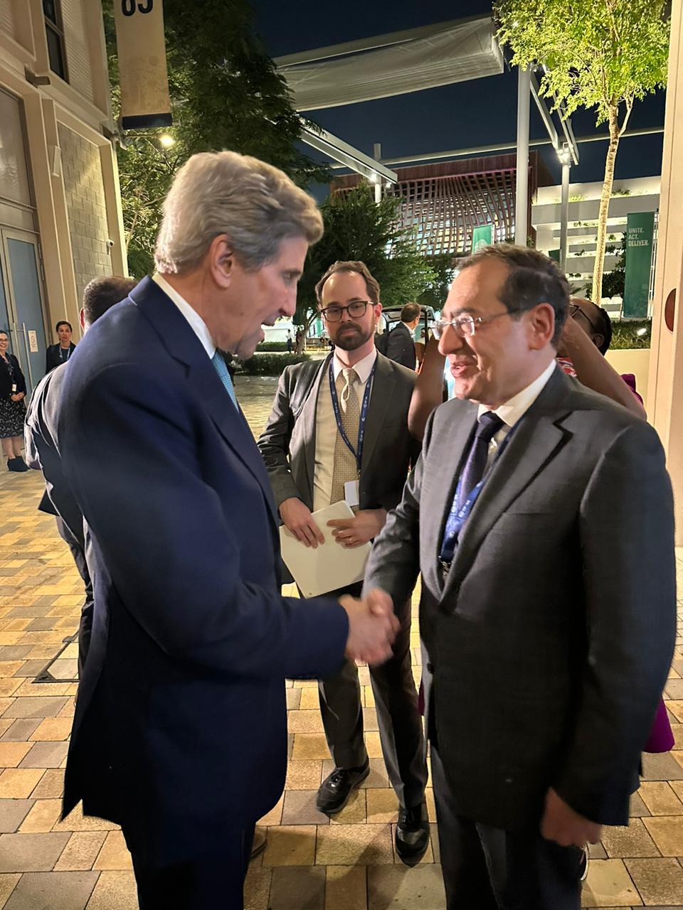 وزير البترول مع جون كيري