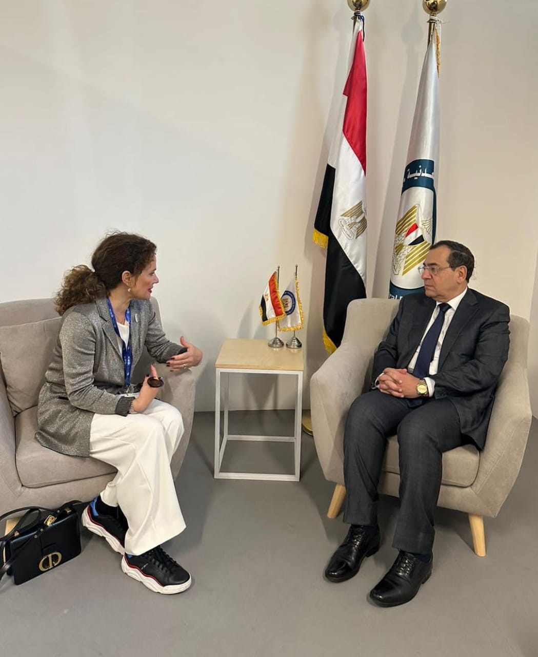وزير البترول مع الشركة اليونانية