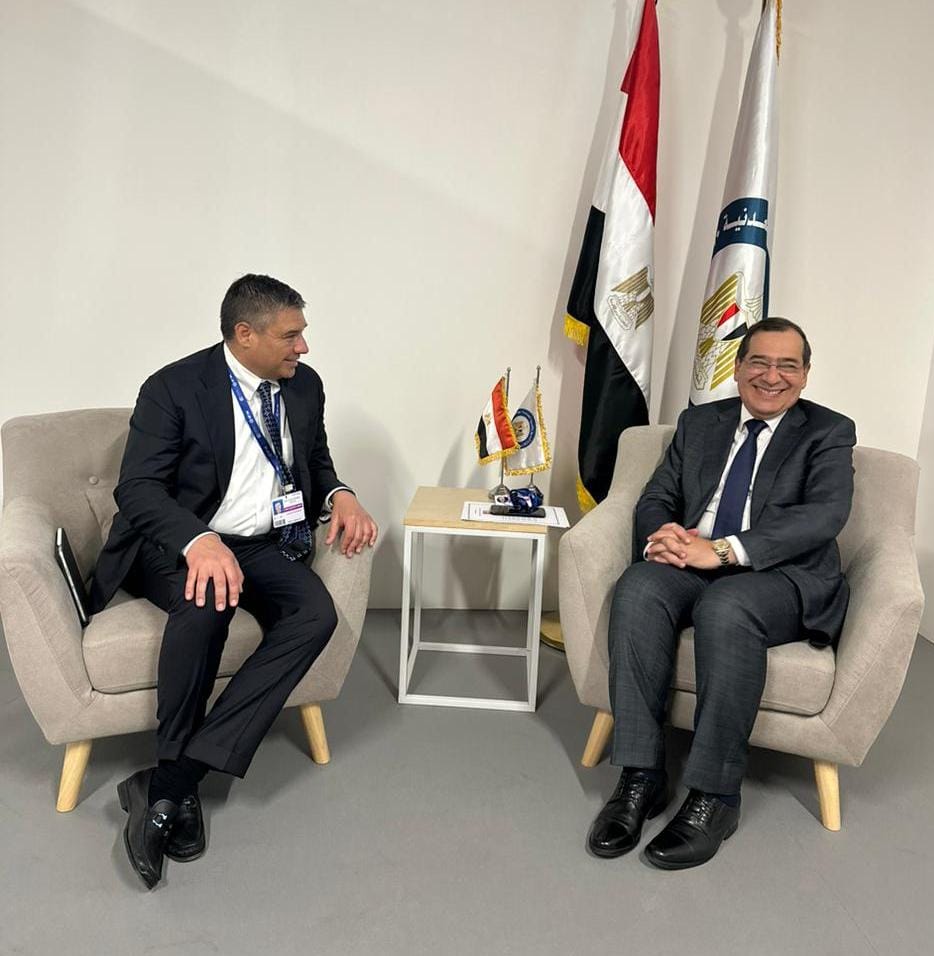 وزير البترول مع بيكر هيوز