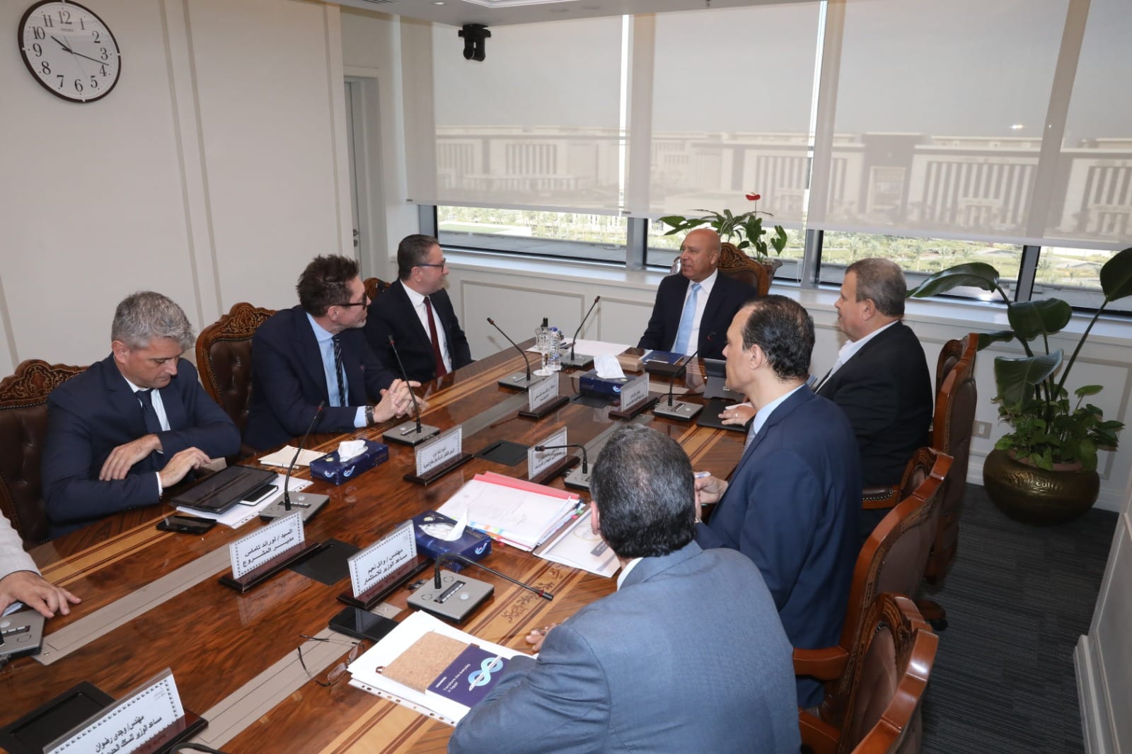 وزير النقل يتابع مع رئيس شركة جانز مافاج المجرية