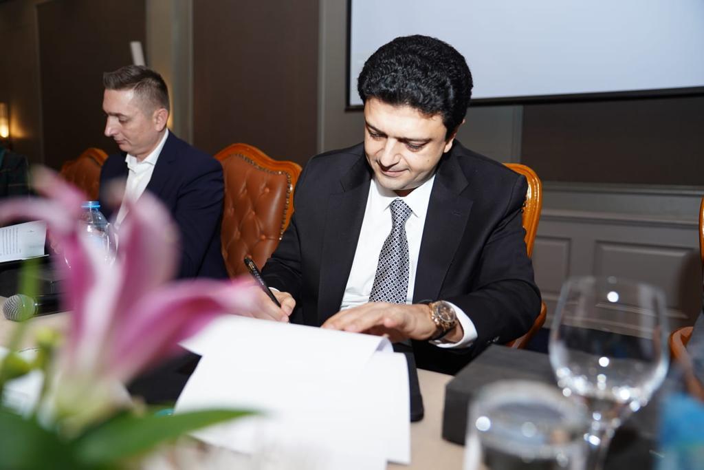 مطيع إسماعيل يوقع عقد الاتفاق