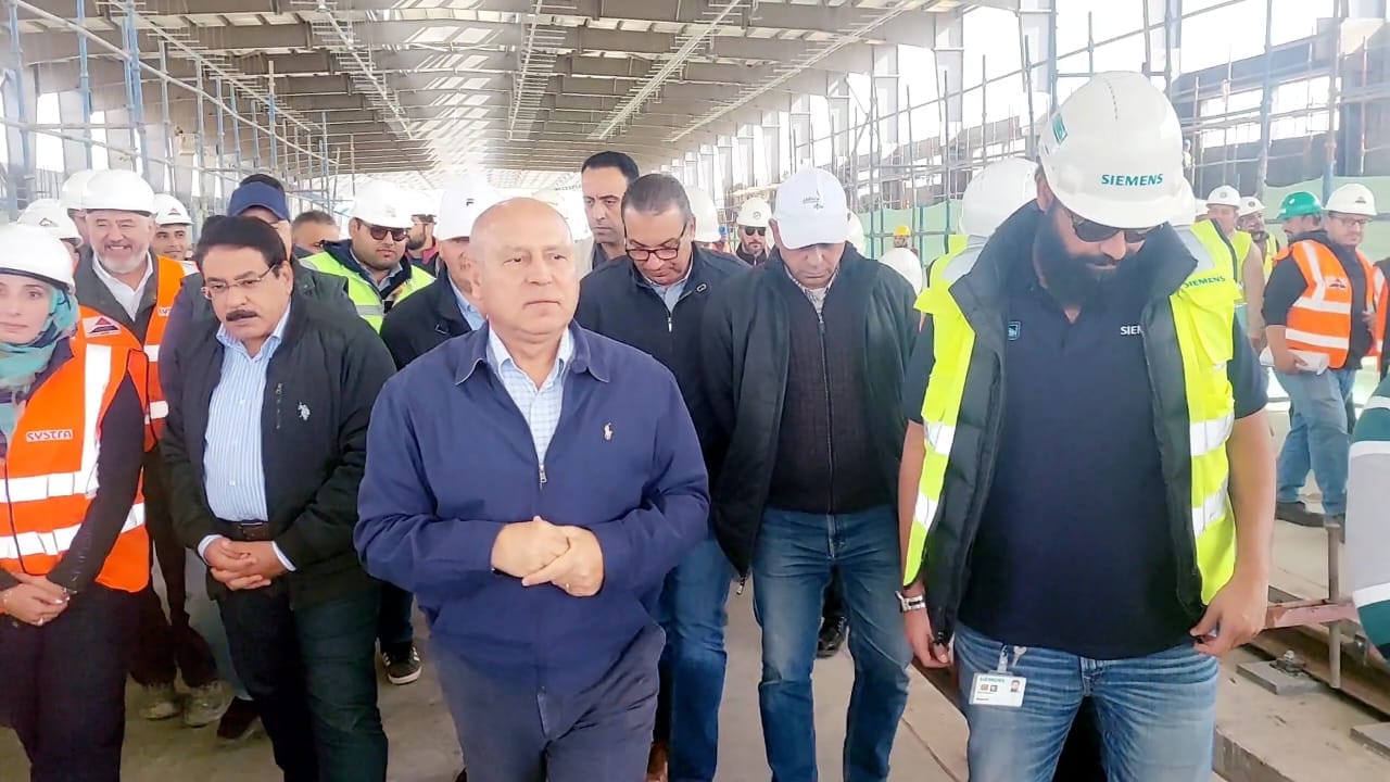 الوزير يتفقد مشروع الخط الاول من شبكة القطار الكهربائي