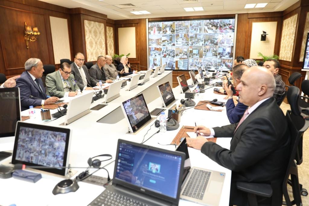 وزير التنمية المحلية يتابع سير العملية الانتخابية مع المحافظين