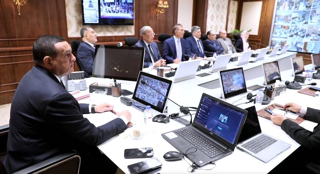 وزير التنمية المحلية يتابع سير العملية الانتخابية مع المحافظين