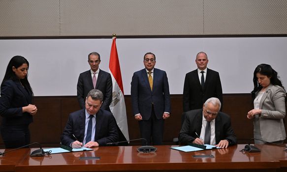 رئيس الوزراء يشعد شراكة بين إيتيدا وشركة سيمنز