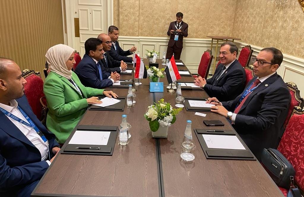 وزير البترول مع مع الوزير اليمنى